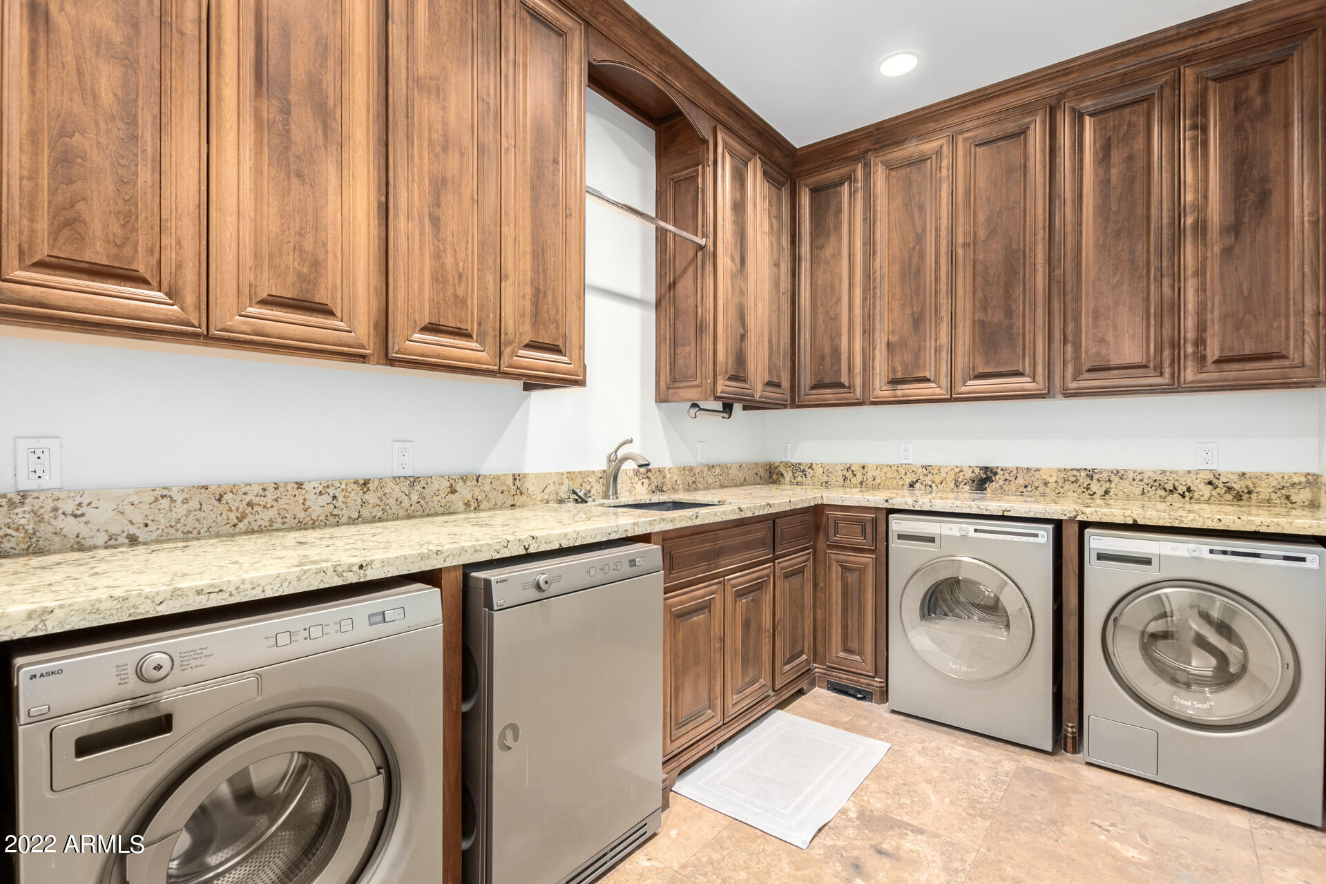 WHITE ESTATES AMD - Residential