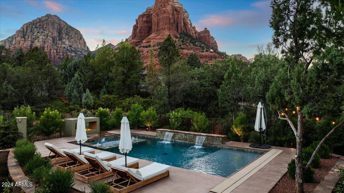 SHADOW ROCK - Residential