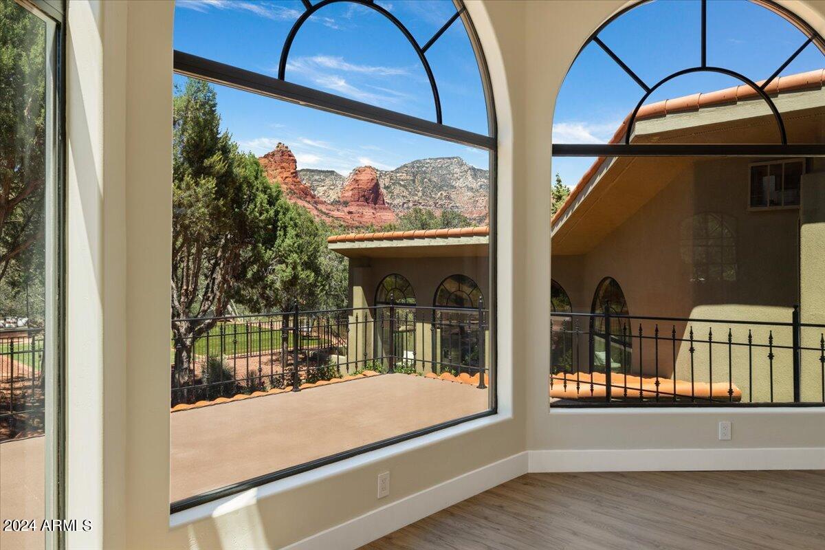 SHADOW ROCK - Residential