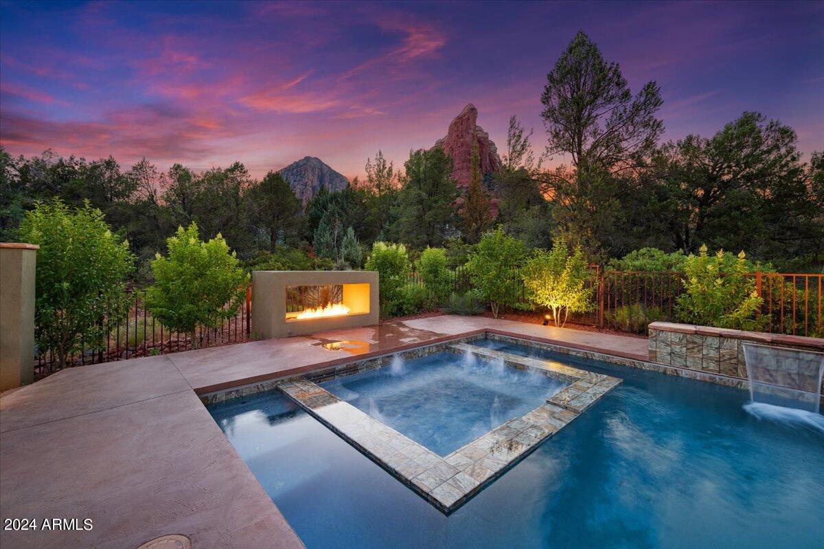 SHADOW ROCK - Residential