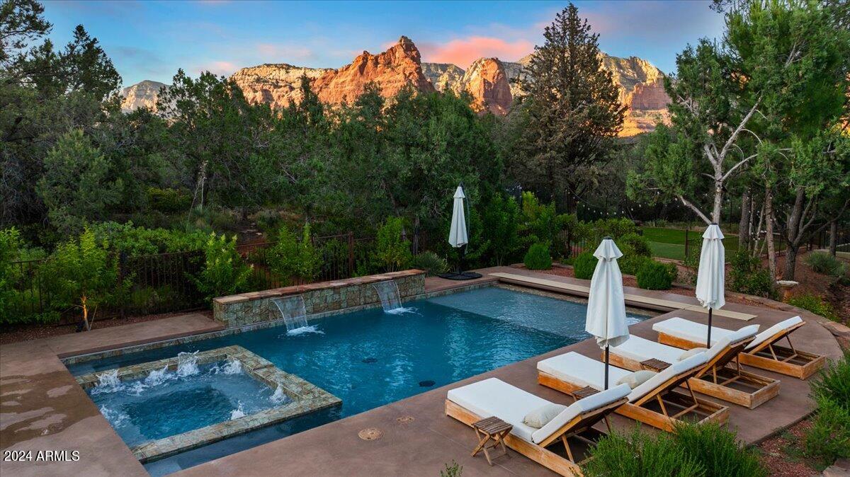 SHADOW ROCK - Residential