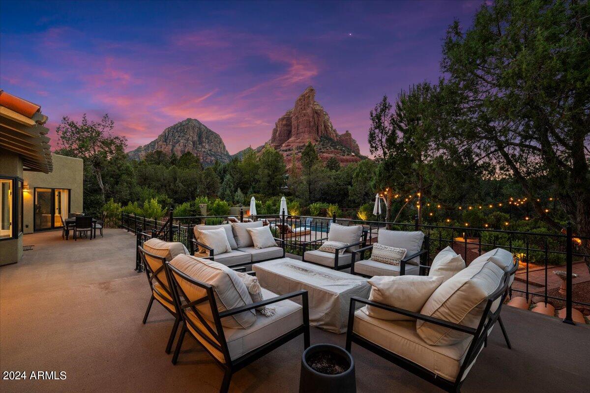 SHADOW ROCK - Residential