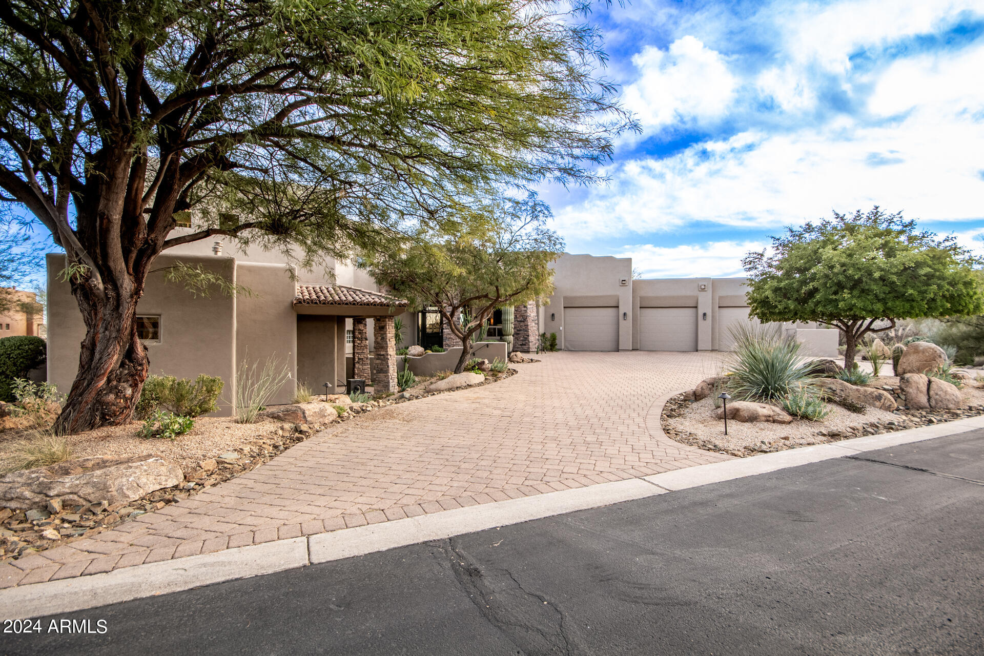 PINNACLE CANYON - Residential