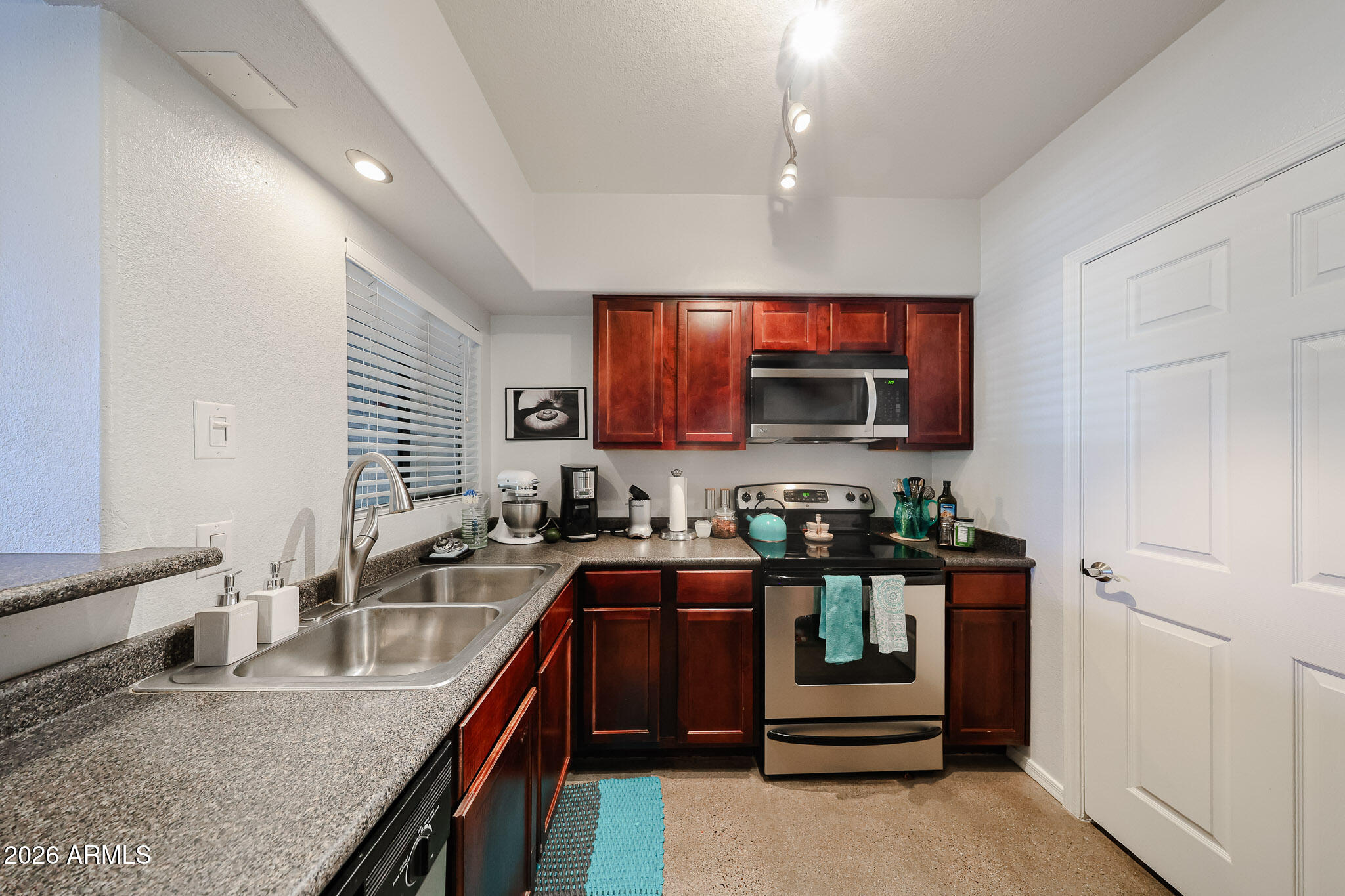 SIGNATURE SCOTTSDALE CONDOMINIUM - Residential