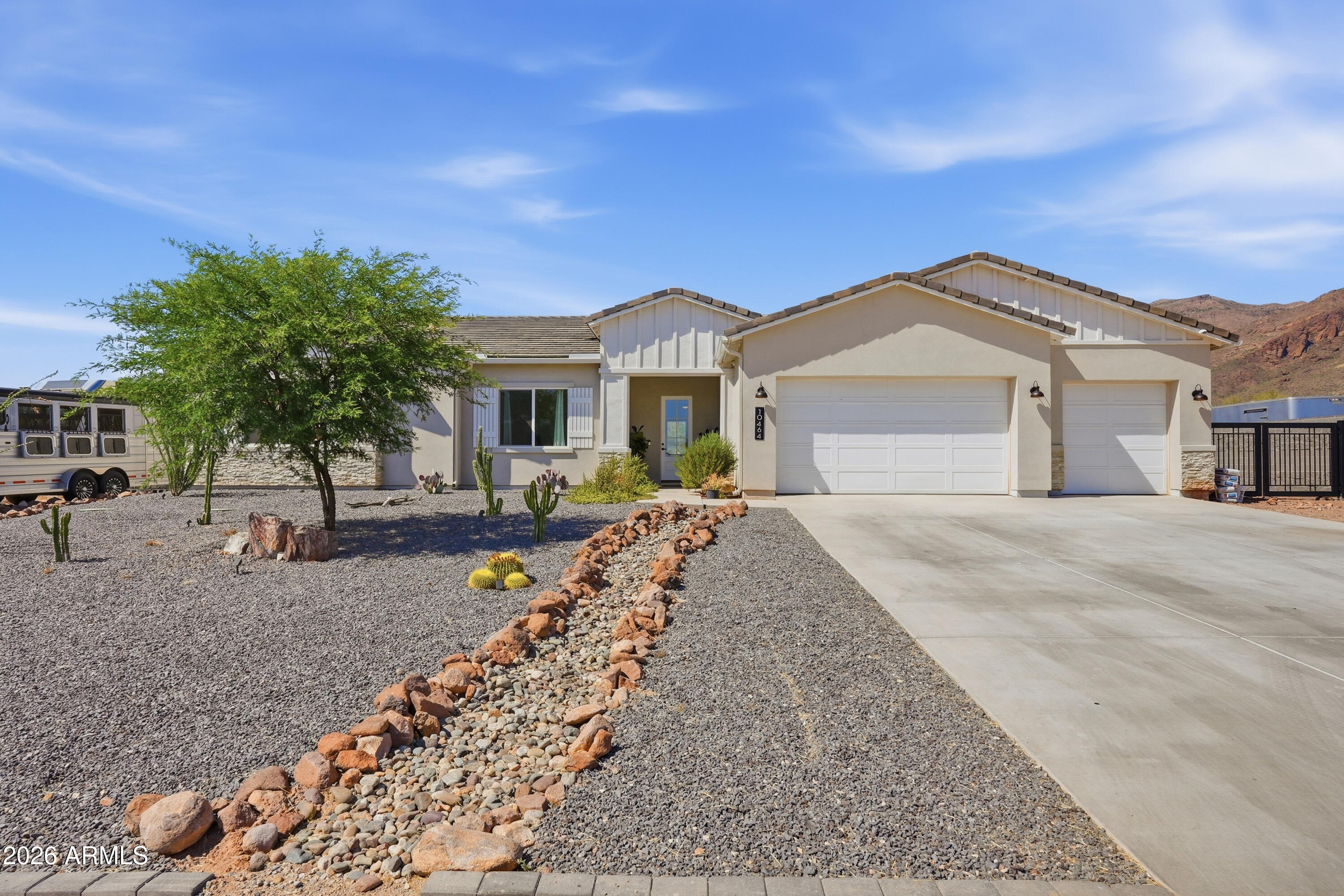A beautiful home that sits on 1.25 ACRES with STUNNING views looking onto the Superstition Mountains.  Includes high end upgrades such as oversized cabinets with full 42'' uppers, White Quartz countertops, built in stainless steel appliances, upgraded 10 ft ceilings with 5 inch baseboards, wood plank tile floors, high-end Pella windows, Synthetic Stucco, Spray foam Insulation.  This is a horse property ready for horse facilities. Very close to hiking and horse back riding trails on the Superstition Mtns.