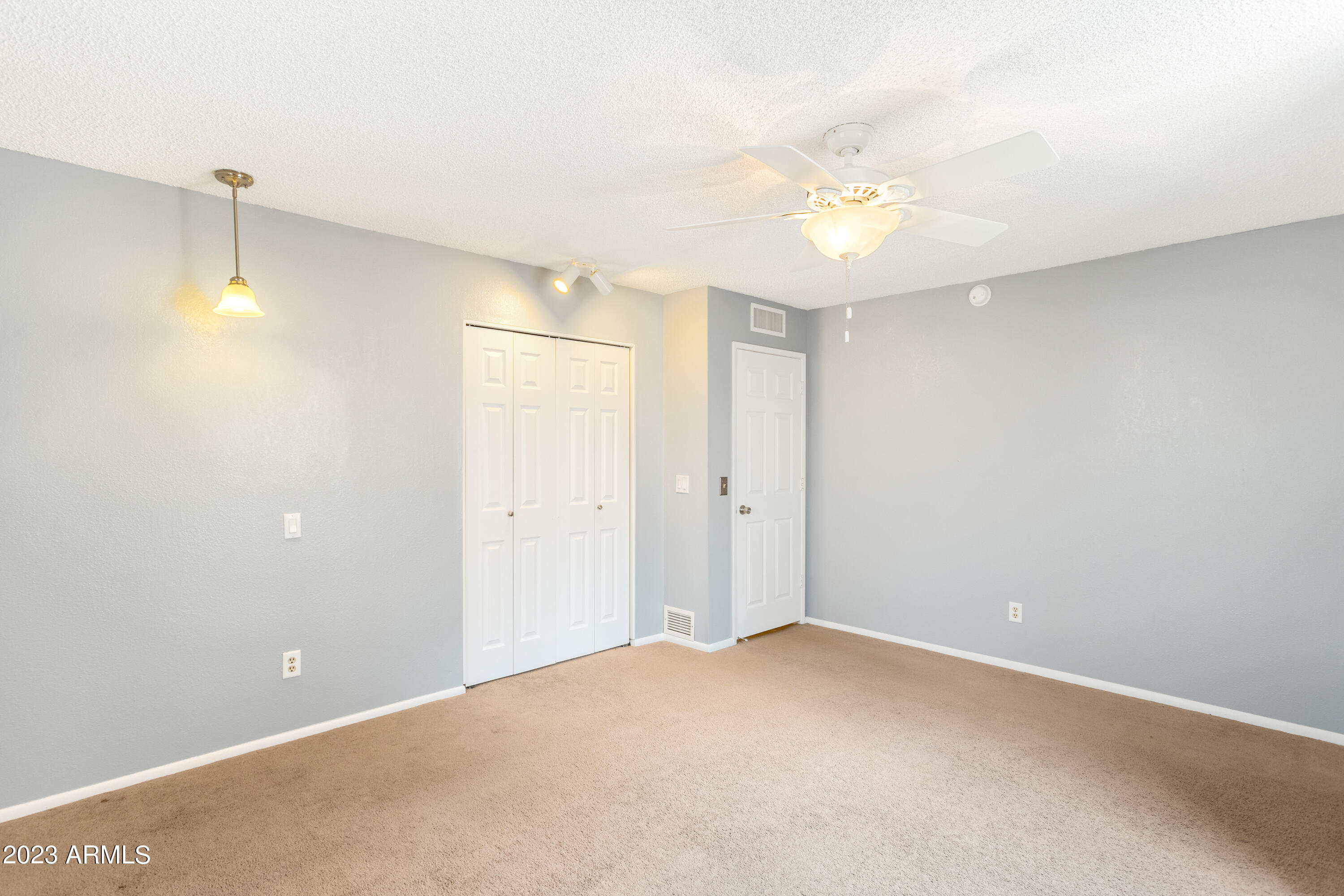 KINGS MANOR - Residential