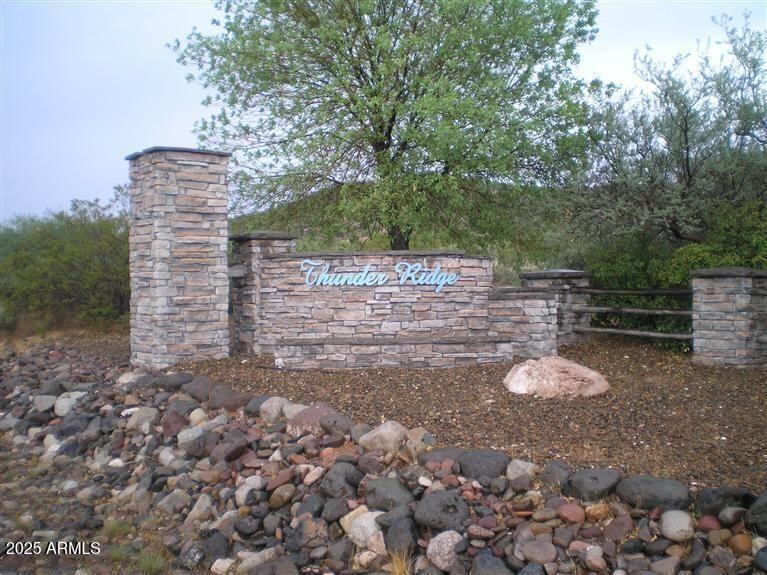 GREAT OPPORTUNITY IN THUNDER RIDGE planned community in Rimrock, AZ. Homes only area. Nice, level building site; at the end of a cul-de-sac street with low traffic. GORGEOUS VIEWS of rolling hills and Juniper trees. Excellent location, just a short drive to Cottonwood, Cornville, Page Springs, and Sedona's Red Rock Country. Perk test completed. DESIGN and BUILD YOUR DREAM HOME HERE!