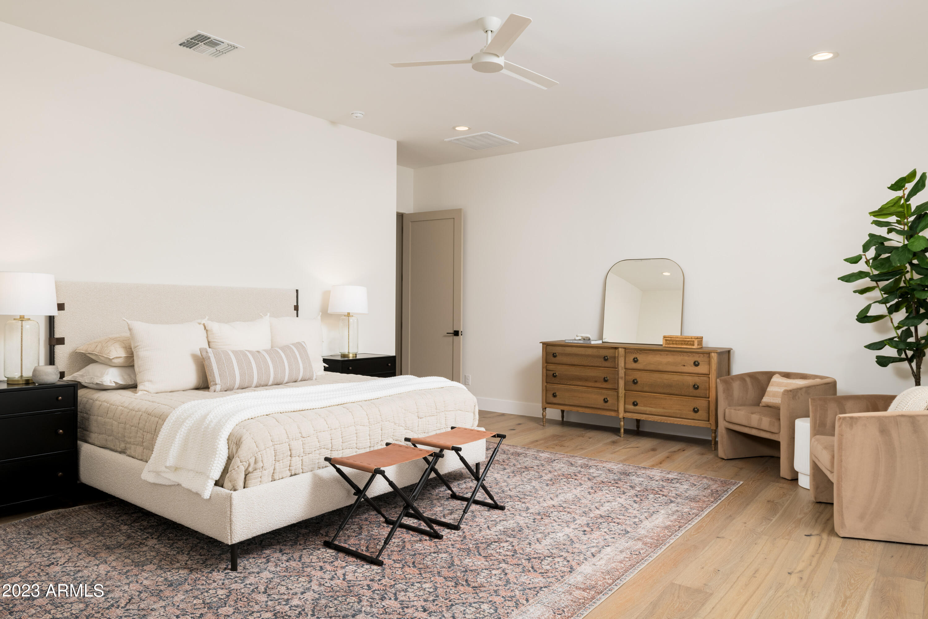 CAMELBACK VILLA - Residential