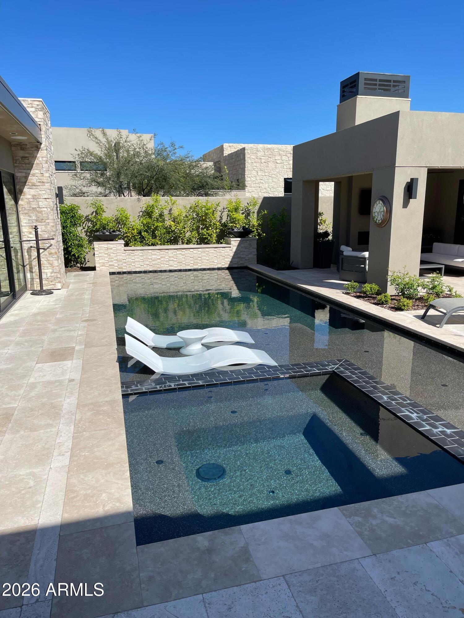 WHITE HORSE - Residential