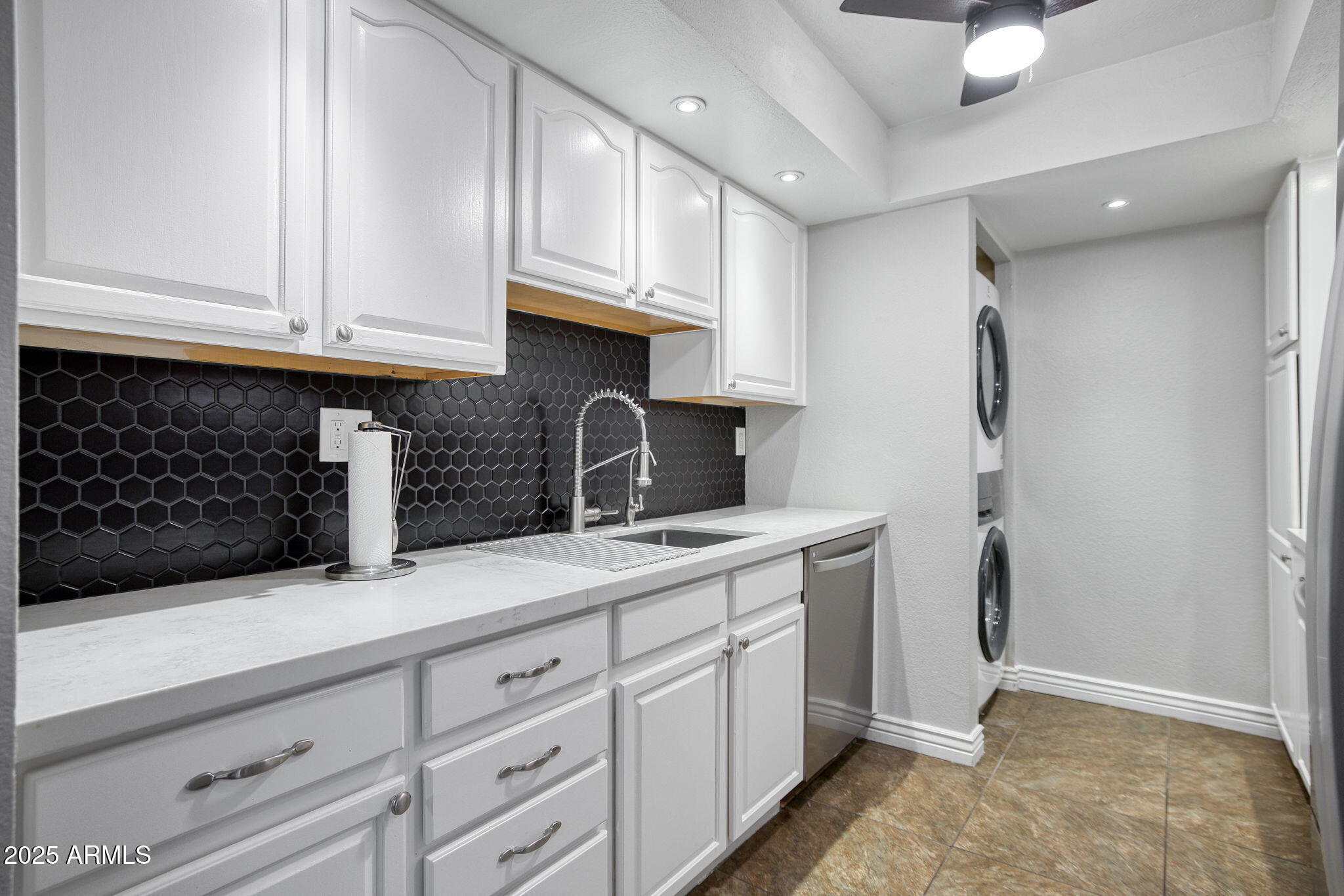 Discover this stunning 2-bedroom, 2-bathroom condo located in the heart of Paradise Valley, offering style, comfort, and privacy in one of Arizona's most sought-after areas.
Step inside to an open and bright floor plan featuring hardwood floors, neutral designer paint, and updated lighting and ceiling fans throughout. The modern kitchen boasts Quartz countertops, custom tile backsplash, newer stainless-steel appliances, and a brand-new washer and dryer for convenience.
Both bedrooms are en suite, offering privacy and luxury with travertine tile floors and shower walls, walk-in closets, and wood shutters that add a touch of sophistication.
Enjoy the peaceful upstairs corner location with a private balcony perfect for relaxing or entertaining. This home is truly move-in ready—a perfect Enjoy the peaceful upstairs corner location with a private balcony perfect for relaxing or entertaining. This home is truly move-in ready!