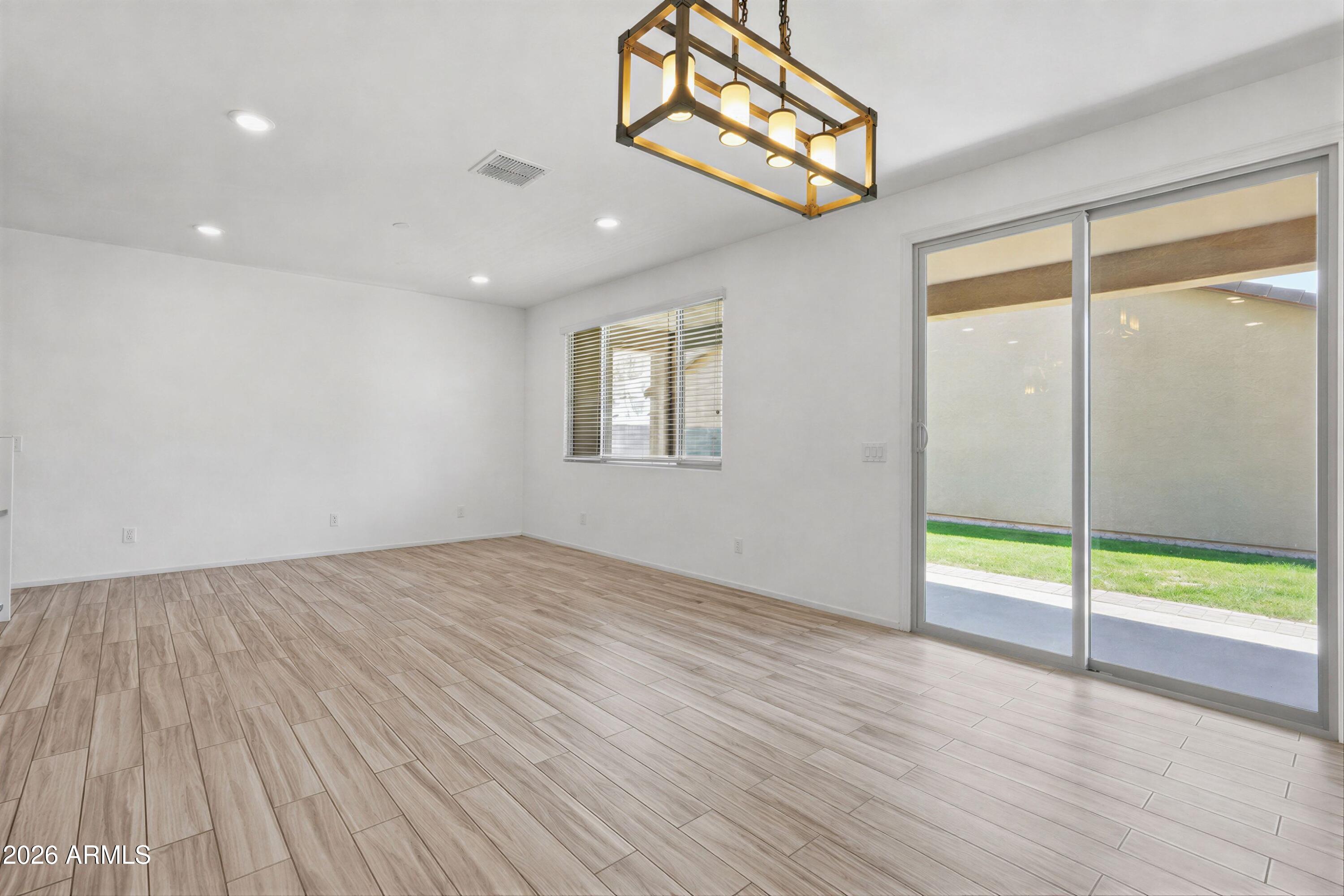 DAHLIA POINTE - Residential