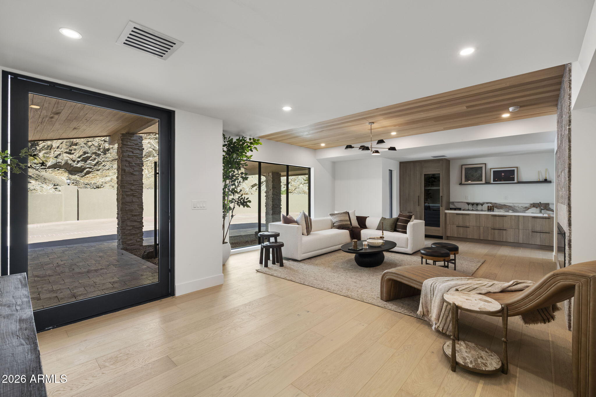 LINCOLN HILLS - Residential