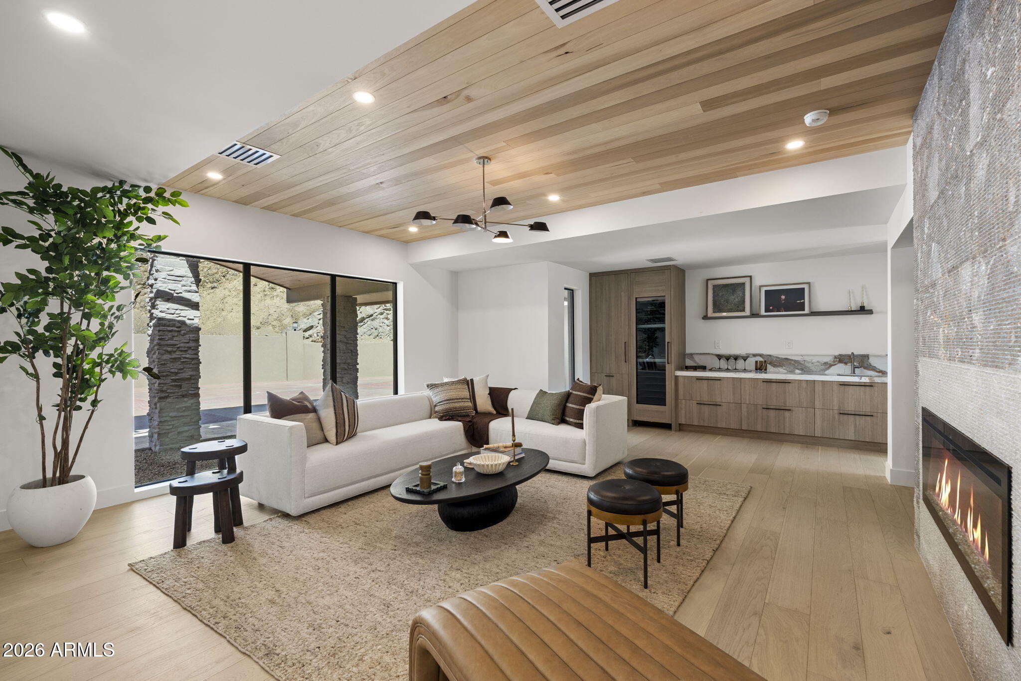 LINCOLN HILLS - Residential