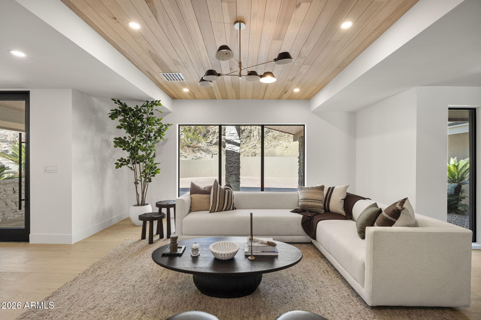 LINCOLN HILLS - Residential