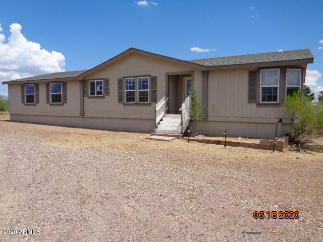 This is a great opportunity to purchse a large home at a little price. This home has 4 bedrooms, or 3 bedrooms and a great office. There is a huge great room and a breakfast nook off of the kitchen. This home also features a split floor plan. The master bath is lovely with a huge garden tub and 2 vanities with a very large walk thru master closet. Cash offers only. This is an AS IS sale. Buyer to be responsible for all inspections. PLease allow at least 48 hours for a response to your offers. Agents must submit the offer directly to the seller.