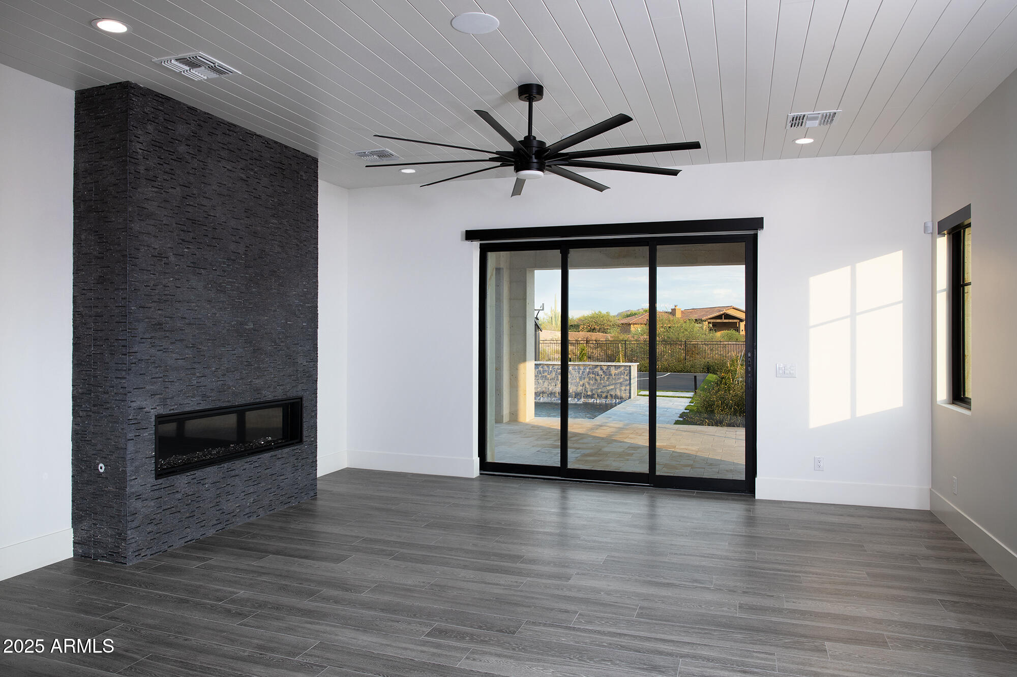 WHISPER ROCK UNIT 3 - Residential
