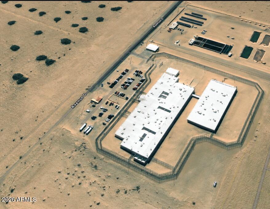 Opened in 2007, in solid condition; a 2011 expansion added an adjacent building, raising capacity from ~450 to 870 beds. Housing includes ~96 single cells plus dorms of 12/24/48 (used for de-escalation). Infrastructure covers a commercial kitchen, industrial laundry, medical unit (exam, recovery, suicide-watch, negative-pressure rooms), intake, virtual hearing rooms, barber shop, commissary, staff areas, two control rooms, and eight rec yards.
Full staffing needs ~204 employees (24 medical, 4 maintenance, 5 food-service, rest correctional/ops). Travel-nurse reliance is gone and costs have normalized. USMS and ICE drive most revenue; 100 ICE beds are contractually guaranteed, with Marshals given placement priority.