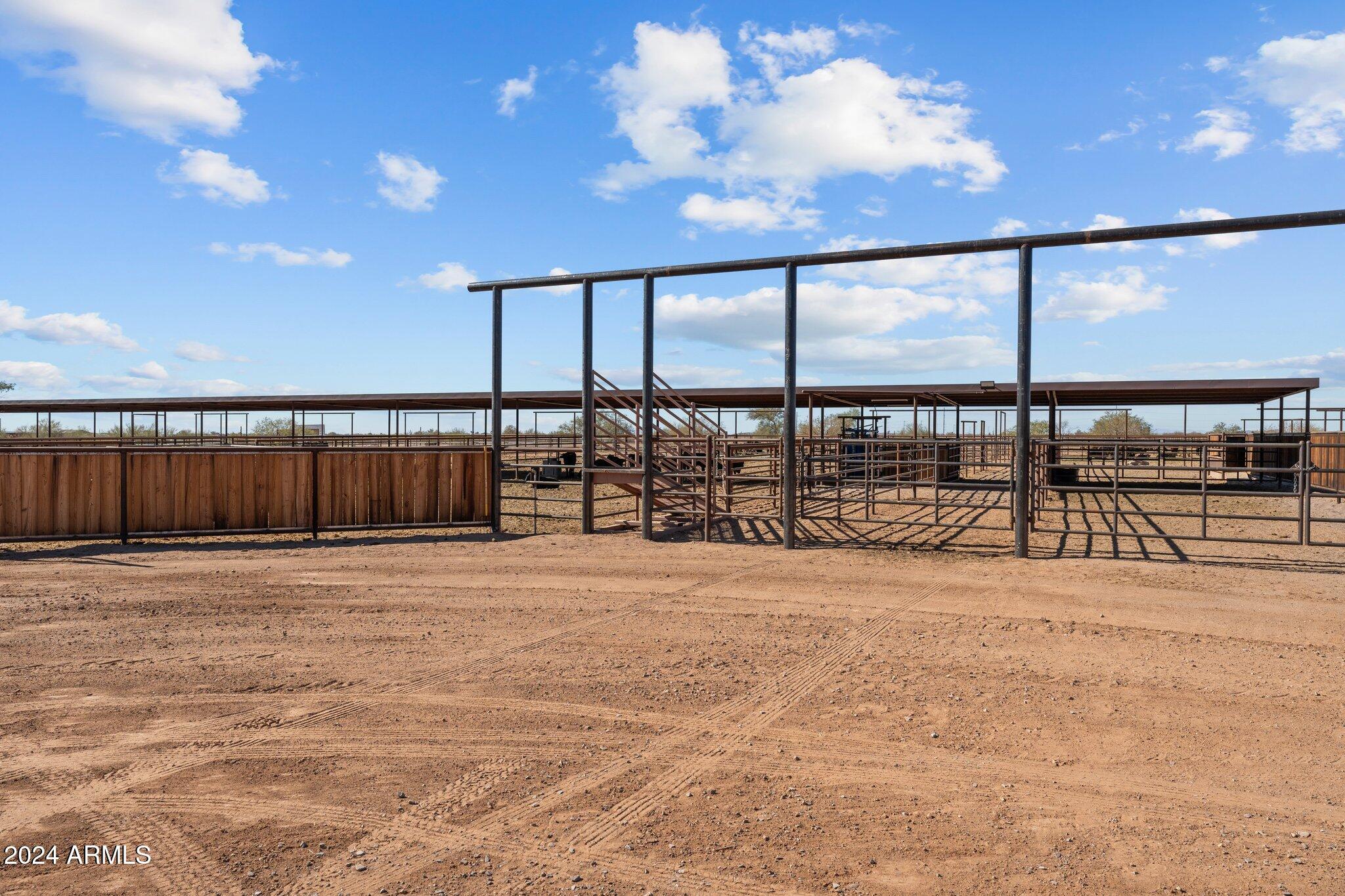 20 ACRES  FULL HORSE SET-UP MAIN HOUSE PLUS CASITA & POSSIBLE STUDIO APARTMENT - Residential