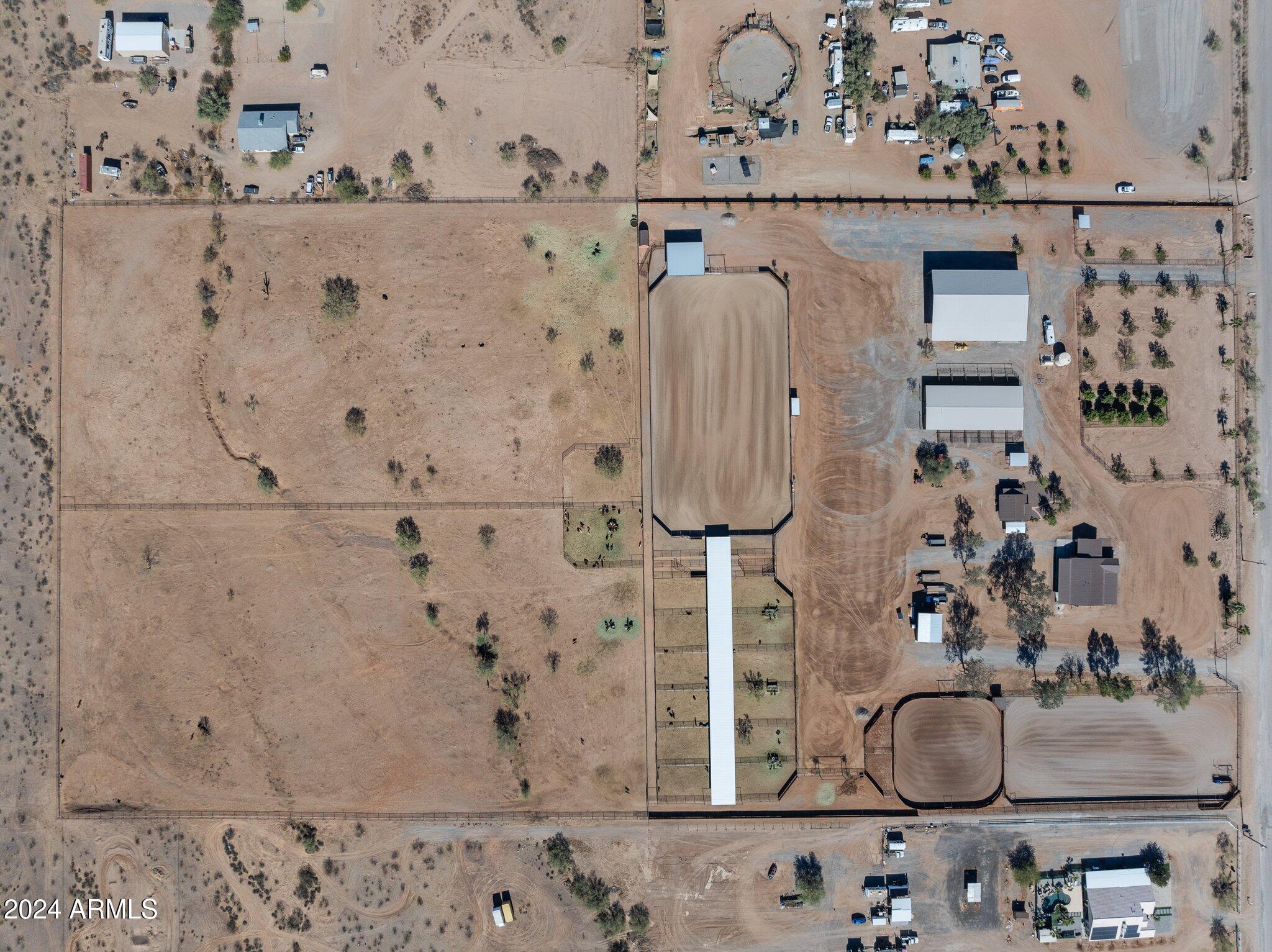 20 ACRES  FULL HORSE SET-UP MAIN HOUSE PLUS CASITA & POSSIBLE STUDIO APARTMENT - Residential