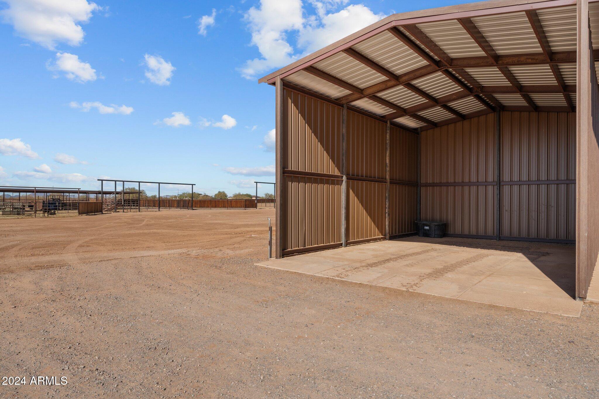 20 ACRES  FULL HORSE SET-UP MAIN HOUSE PLUS CASITA & POSSIBLE STUDIO APARTMENT - Residential