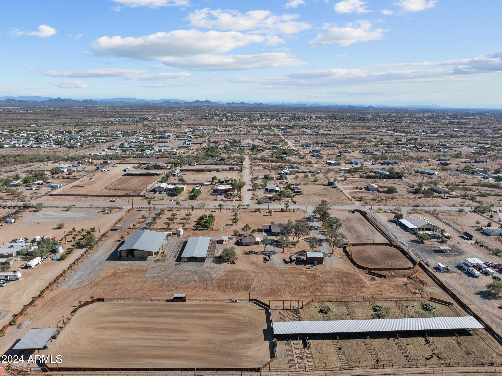 20 ACRES  FULL HORSE SET-UP MAIN HOUSE PLUS CASITA & POSSIBLE STUDIO APARTMENT - Residential