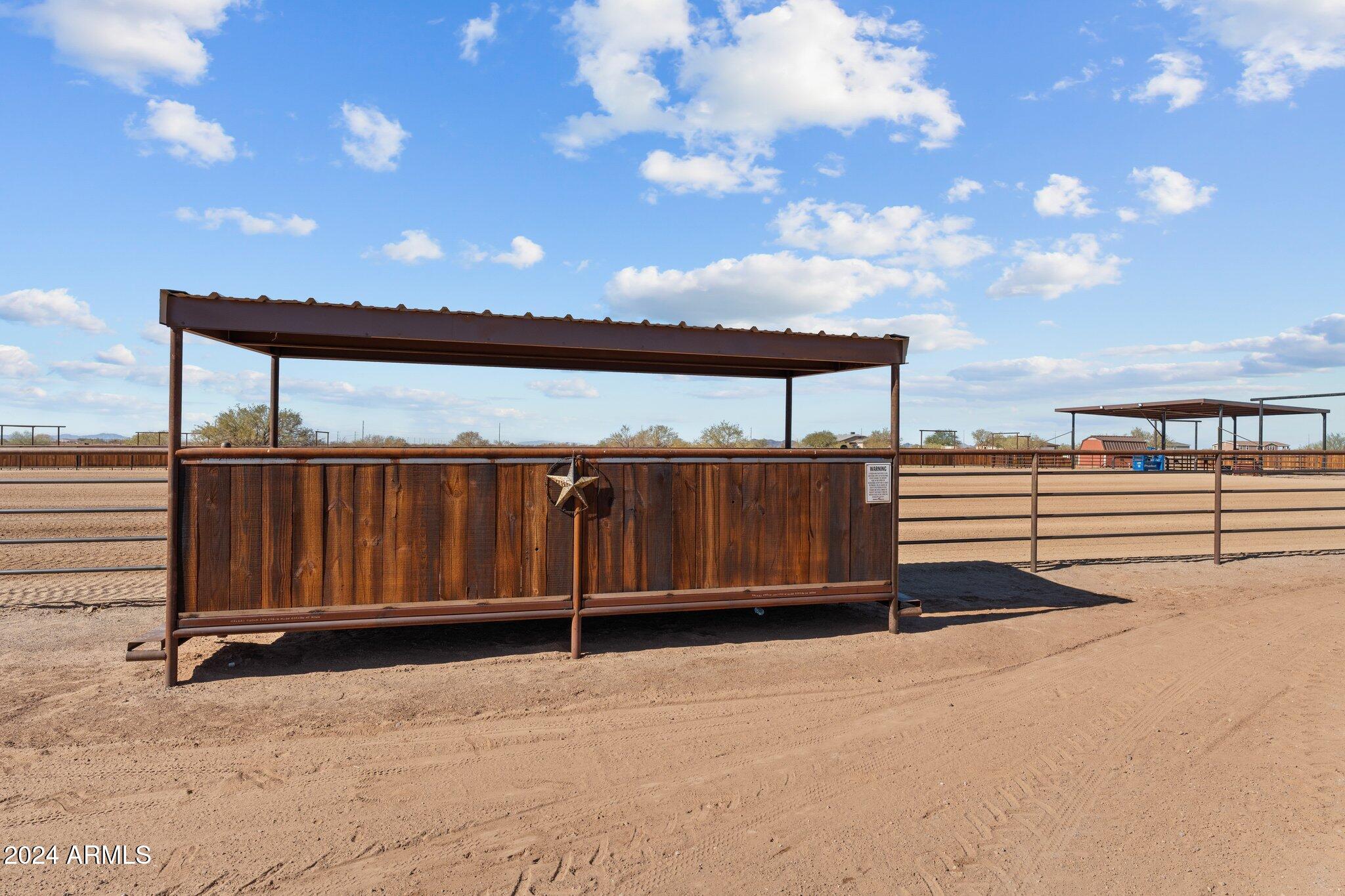 20 ACRES  FULL HORSE SET-UP MAIN HOUSE PLUS CASITA & POSSIBLE STUDIO APARTMENT - Residential