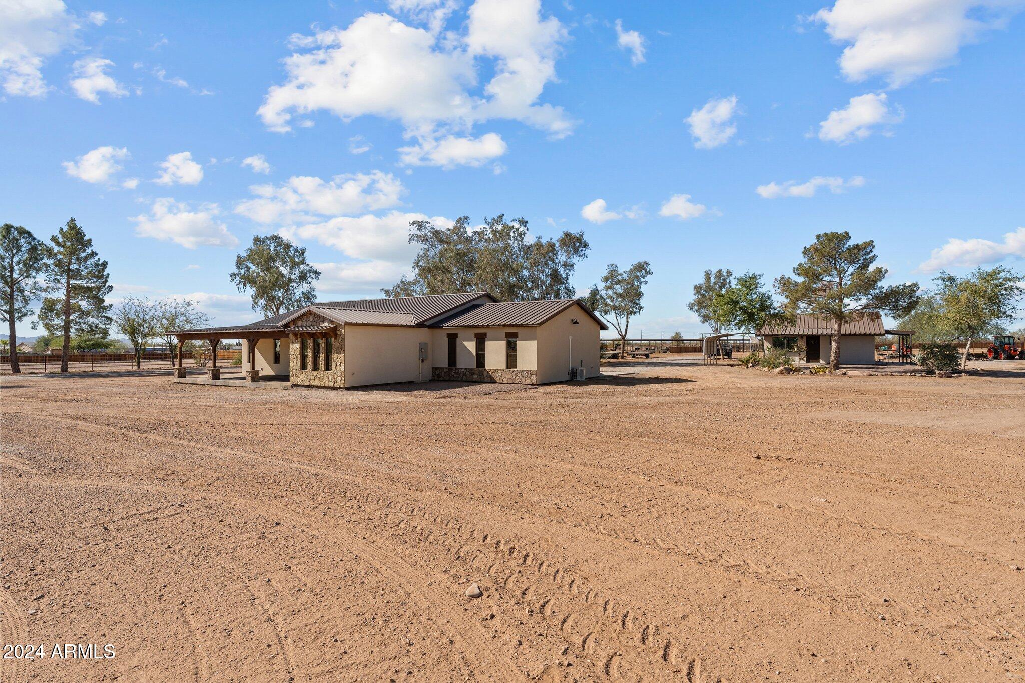 20 ACRES  FULL HORSE SET-UP MAIN HOUSE PLUS CASITA & POSSIBLE STUDIO APARTMENT - Residential