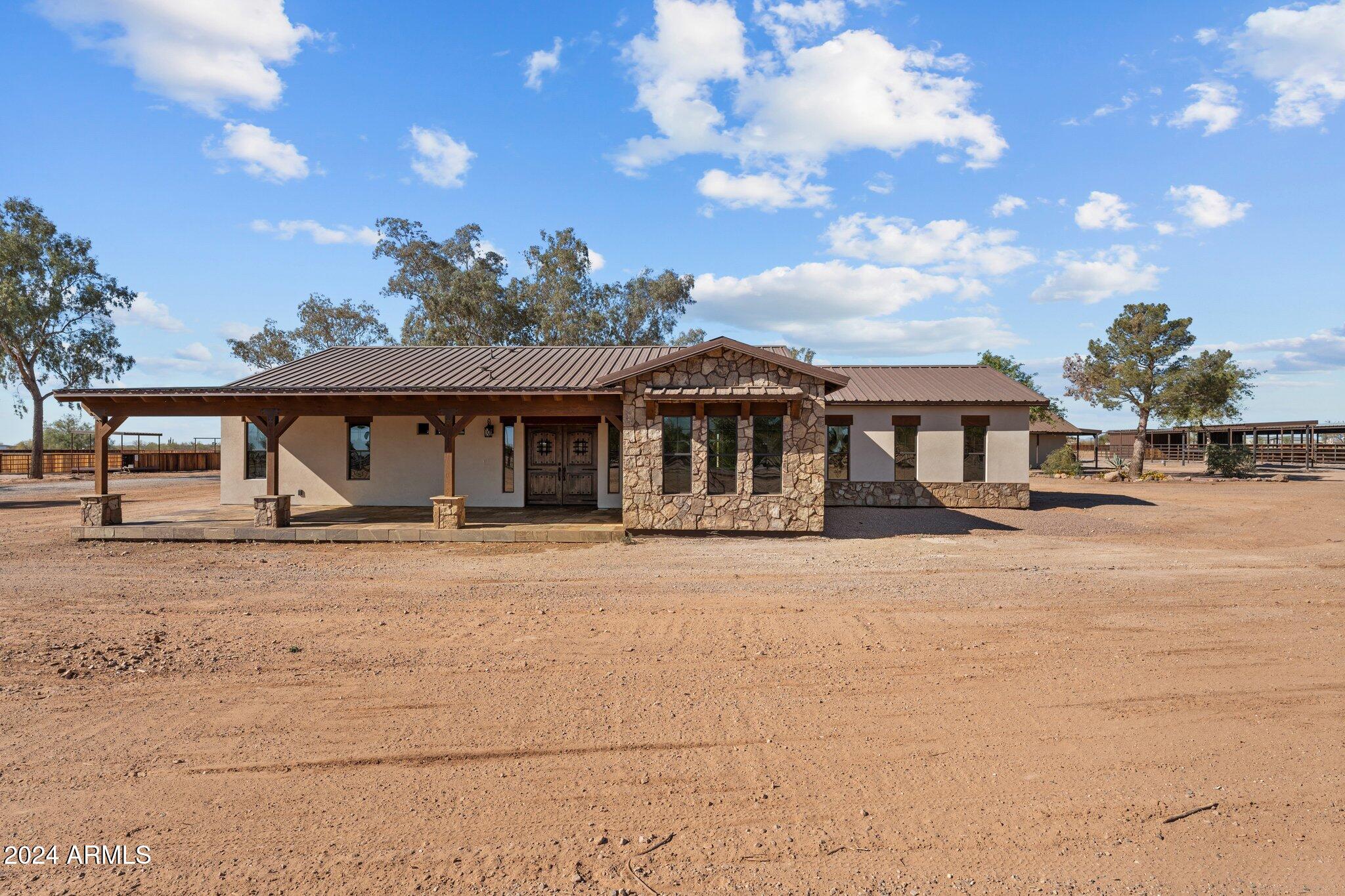 20 ACRES  FULL HORSE SET-UP MAIN HOUSE PLUS CASITA & POSSIBLE STUDIO APARTMENT - Residential