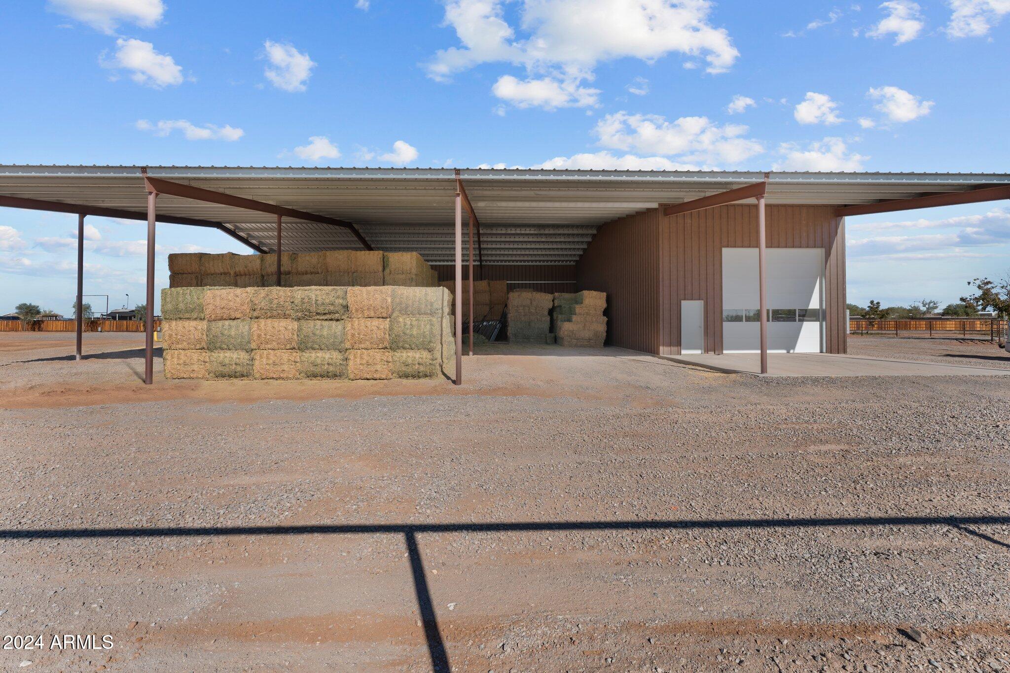 20 ACRES  FULL HORSE SET-UP MAIN HOUSE PLUS CASITA & POSSIBLE STUDIO APARTMENT - Residential