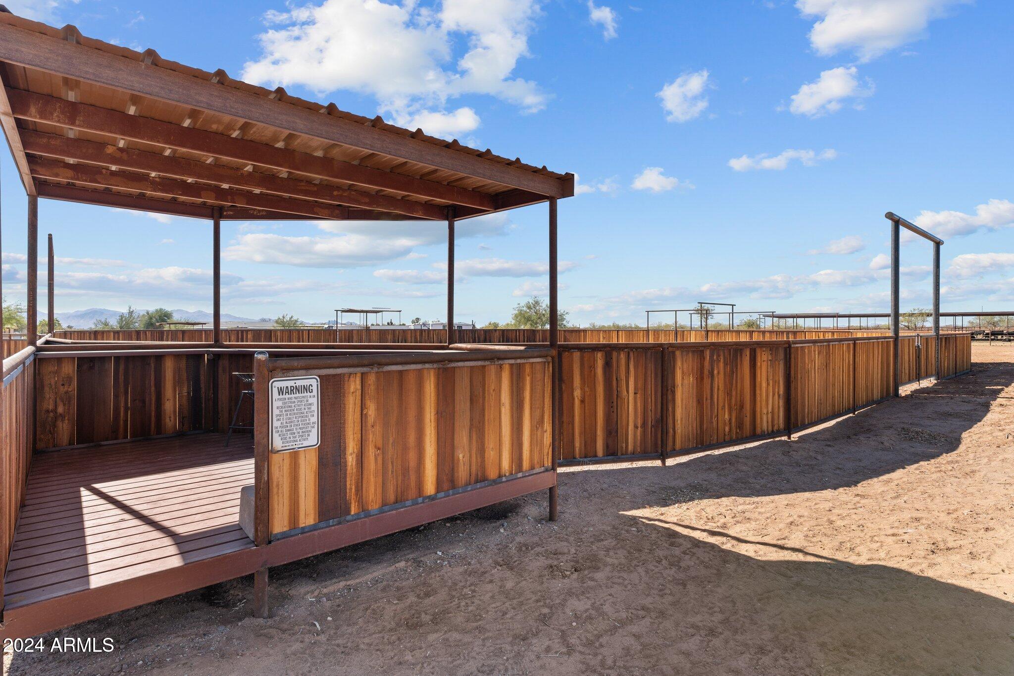 20 ACRES  FULL HORSE SET-UP MAIN HOUSE PLUS CASITA & POSSIBLE STUDIO APARTMENT - Residential