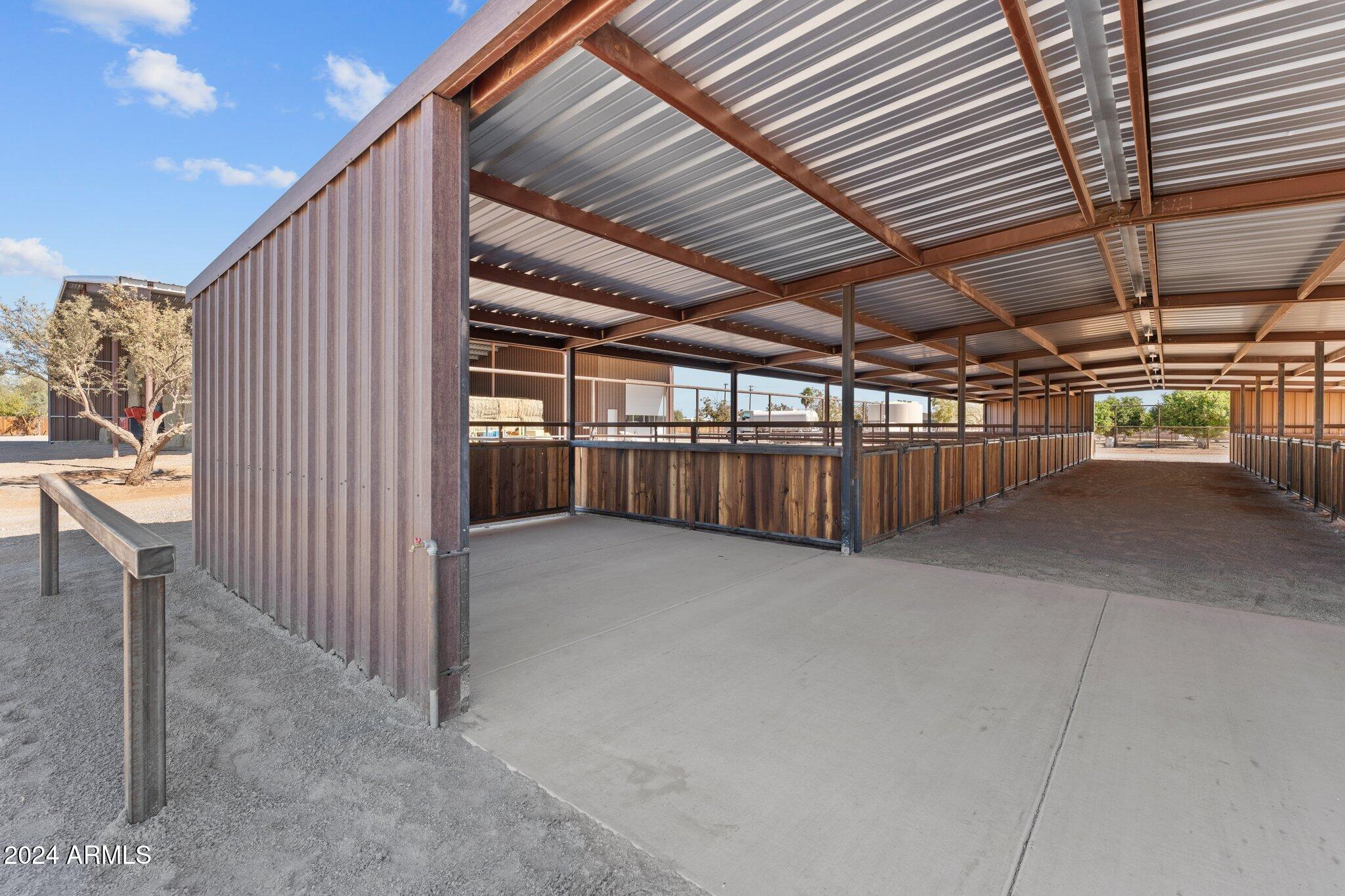 20 ACRES  FULL HORSE SET-UP MAIN HOUSE PLUS CASITA & POSSIBLE STUDIO APARTMENT - Residential