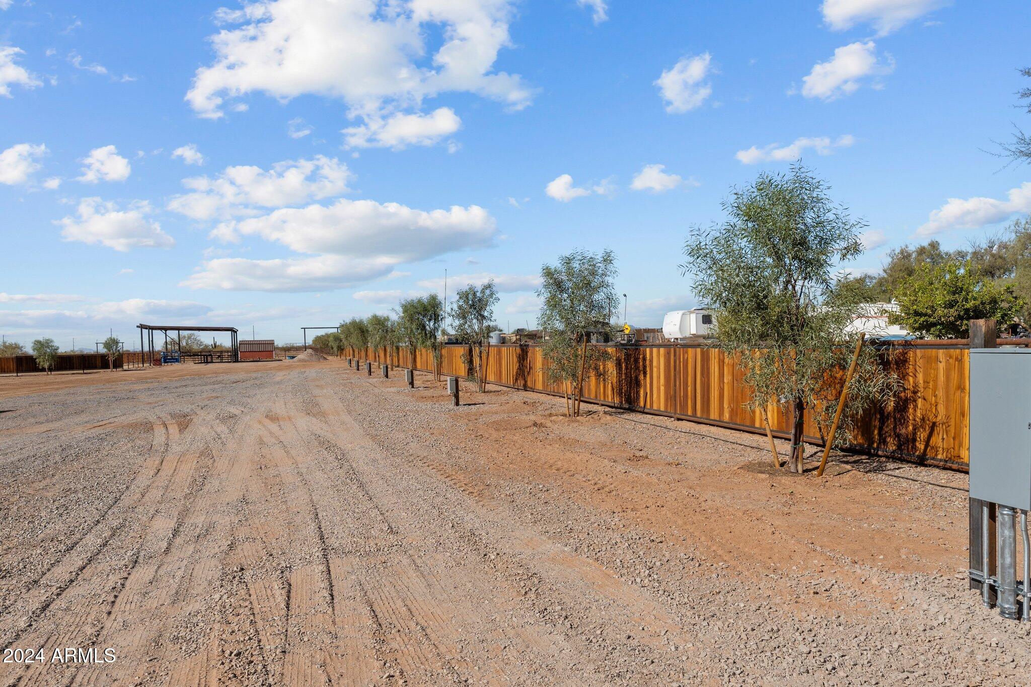20 ACRES  FULL HORSE SET-UP MAIN HOUSE PLUS CASITA & POSSIBLE STUDIO APARTMENT - Residential