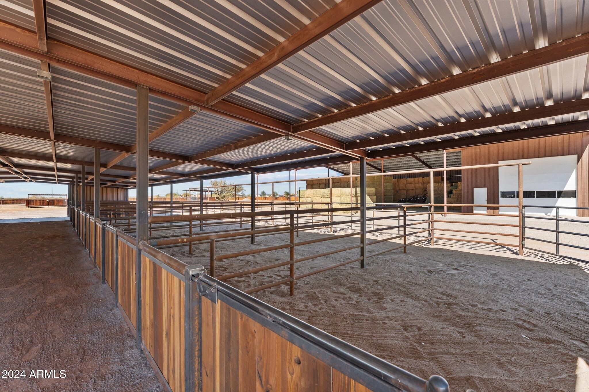 20 ACRES  FULL HORSE SET-UP MAIN HOUSE PLUS CASITA & POSSIBLE STUDIO APARTMENT - Residential