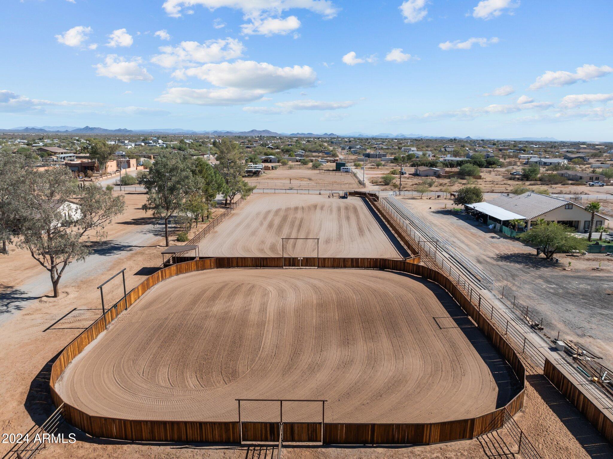 20 ACRES  FULL HORSE SET-UP MAIN HOUSE PLUS CASITA & POSSIBLE STUDIO APARTMENT - Residential