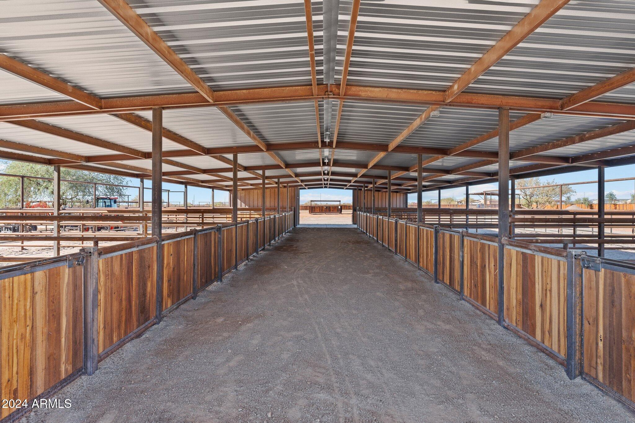 20 ACRES  FULL HORSE SET-UP MAIN HOUSE PLUS CASITA & POSSIBLE STUDIO APARTMENT - Residential