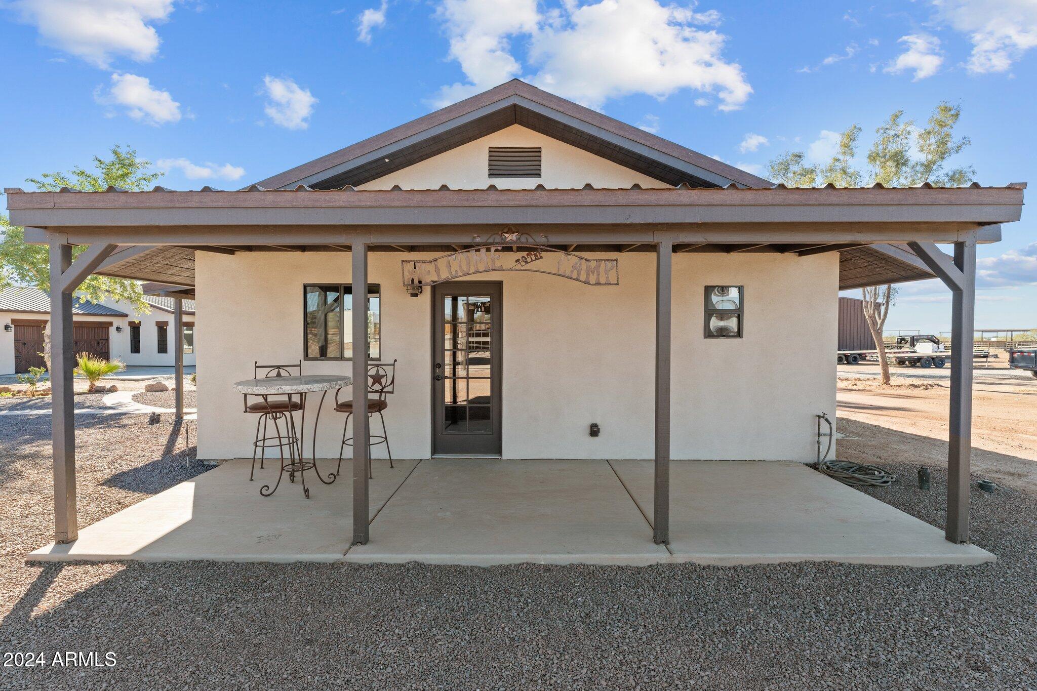 20 ACRES  FULL HORSE SET-UP MAIN HOUSE PLUS CASITA & POSSIBLE STUDIO APARTMENT - Residential