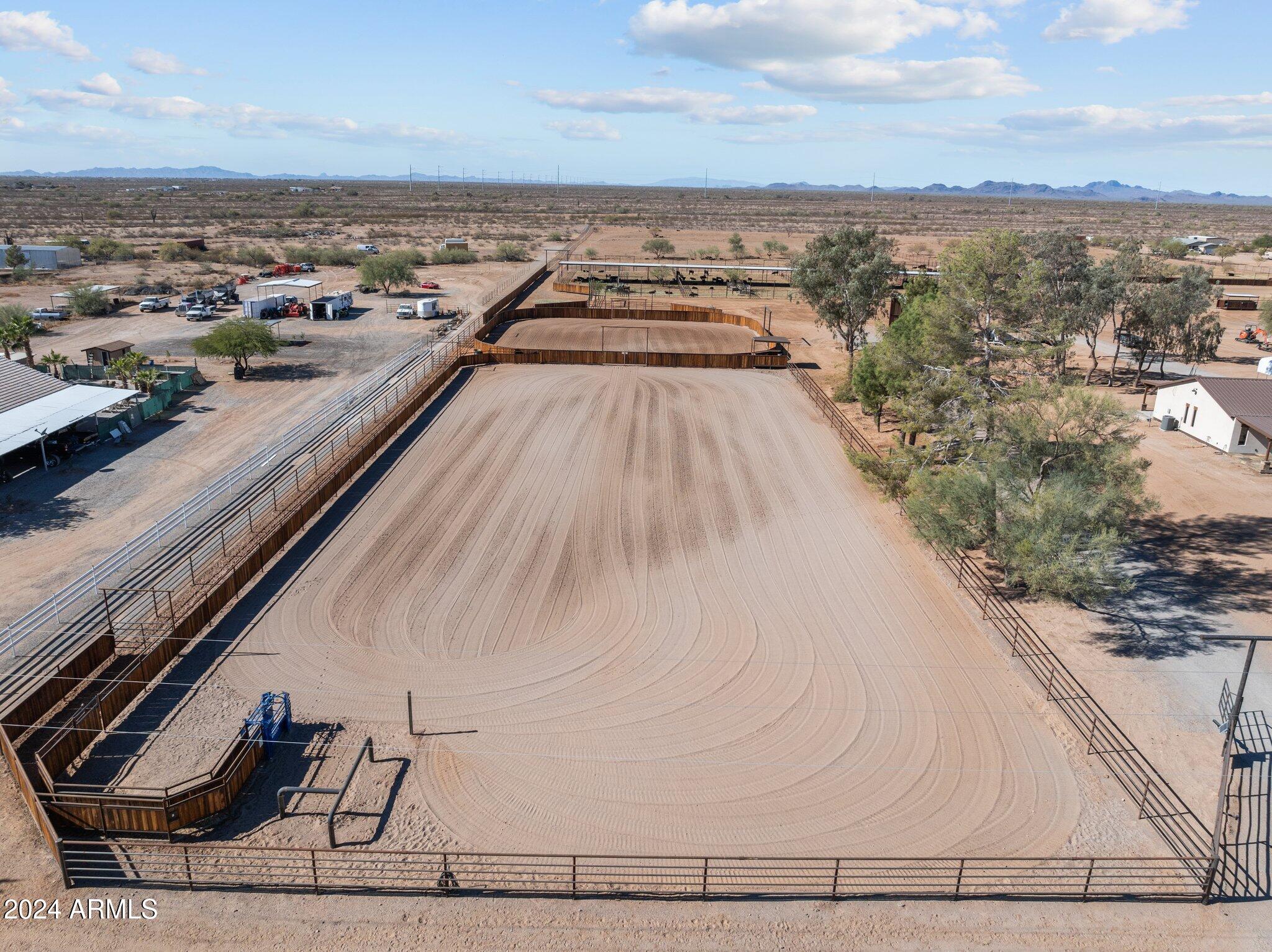 20 ACRES  FULL HORSE SET-UP MAIN HOUSE PLUS CASITA & POSSIBLE STUDIO APARTMENT - Residential