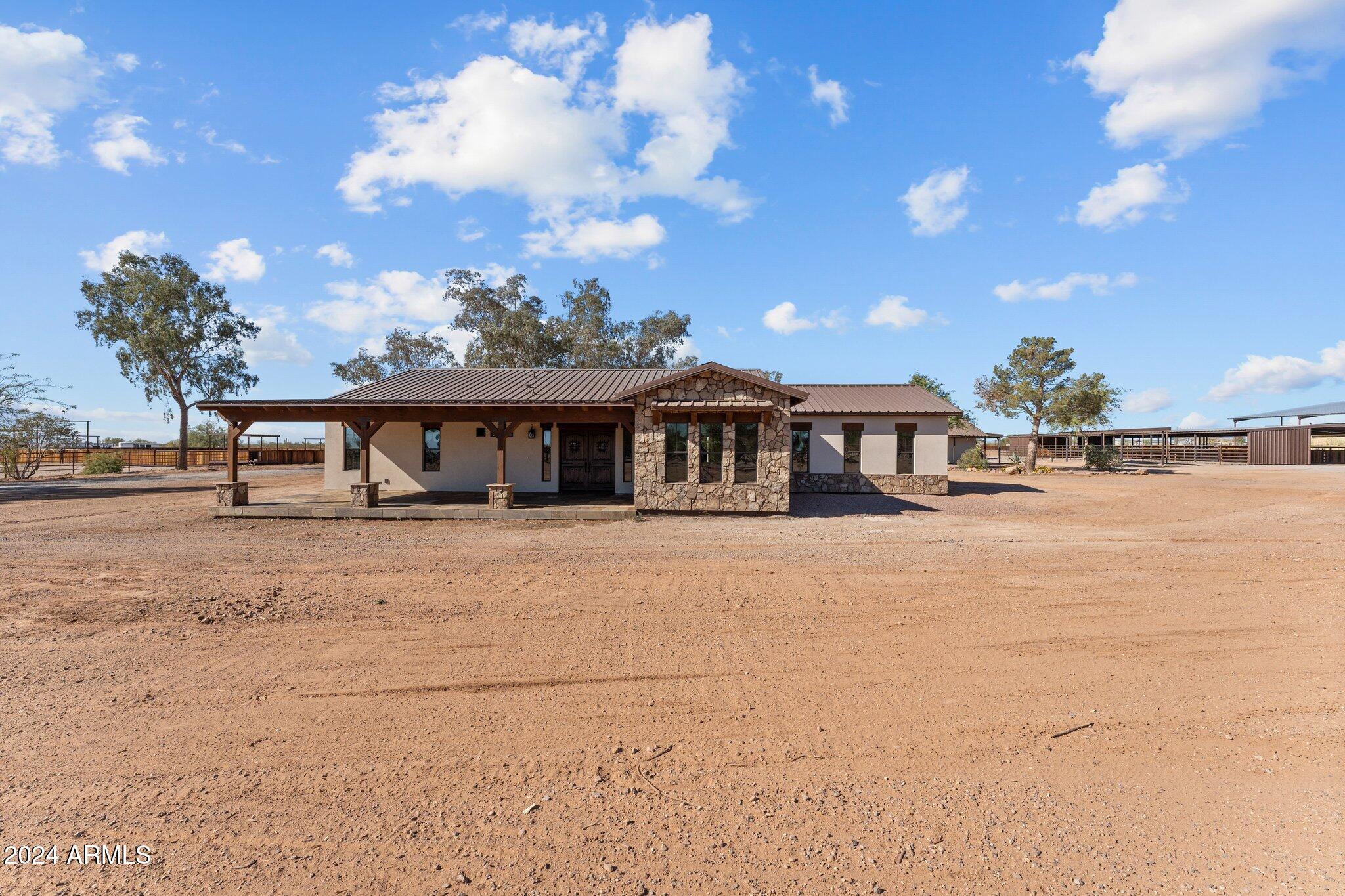 20 ACRES  FULL HORSE SET-UP MAIN HOUSE PLUS CASITA & POSSIBLE STUDIO APARTMENT - Residential