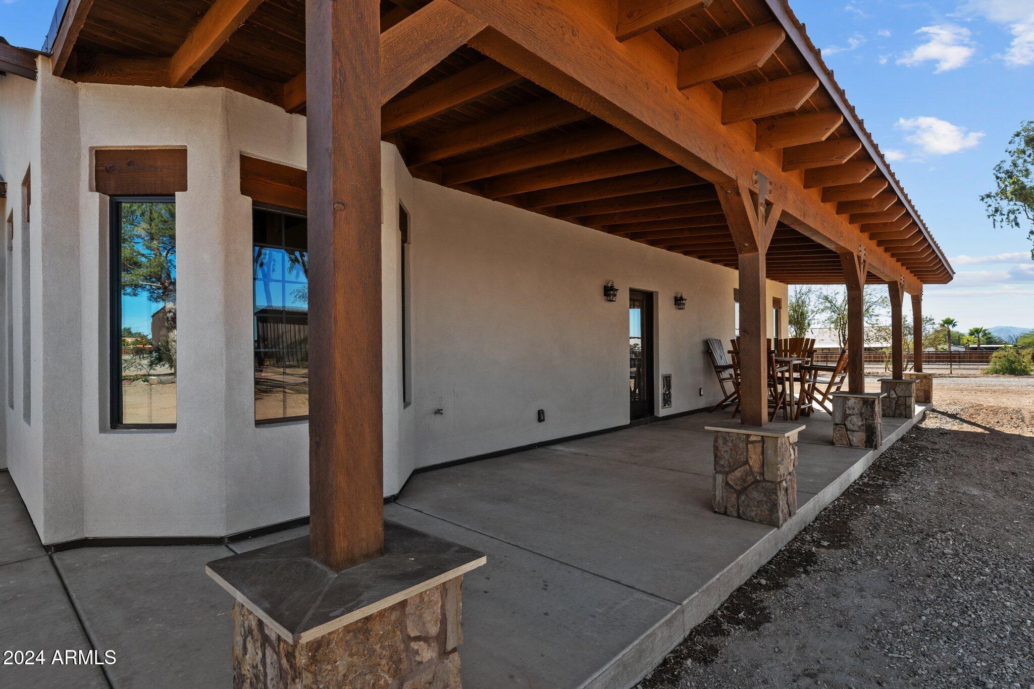 20 ACRES  FULL HORSE SET-UP MAIN HOUSE PLUS CASITA & POSSIBLE STUDIO APARTMENT - Residential