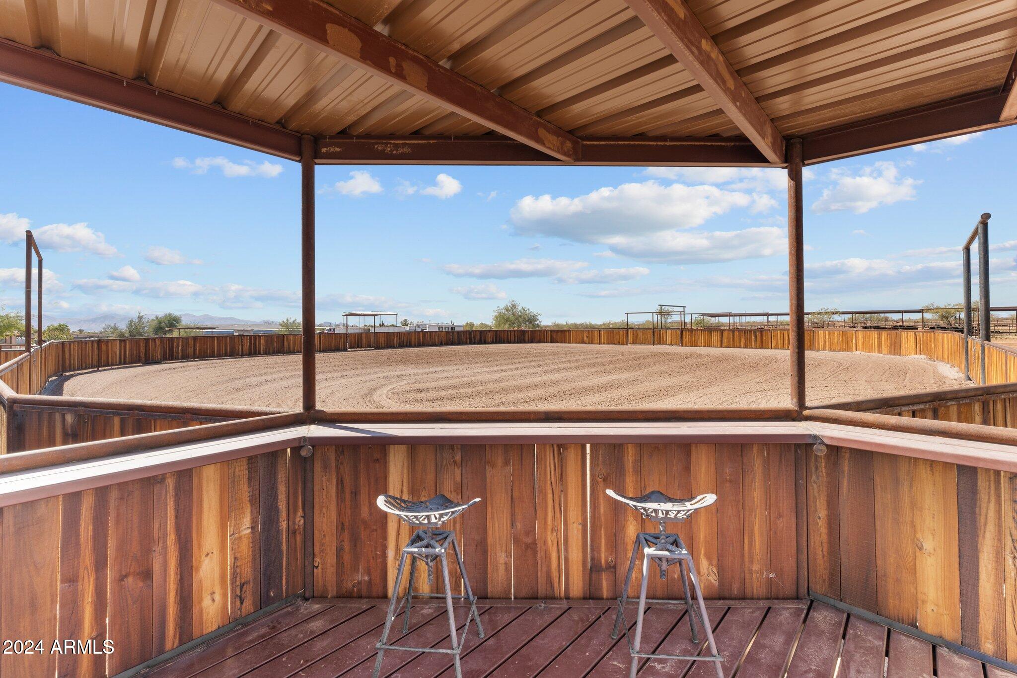 20 ACRES  FULL HORSE SET-UP MAIN HOUSE PLUS CASITA & POSSIBLE STUDIO APARTMENT - Residential