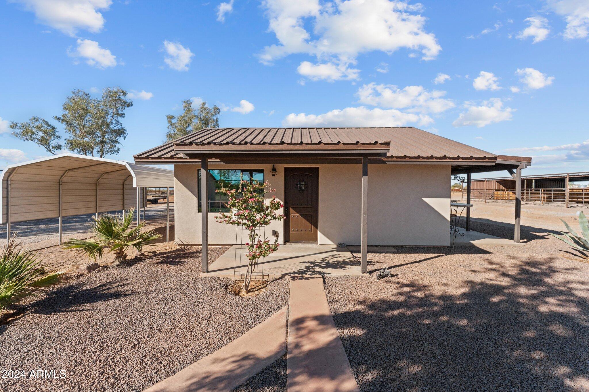 20 ACRES  FULL HORSE SET-UP MAIN HOUSE PLUS CASITA & POSSIBLE STUDIO APARTMENT - Residential