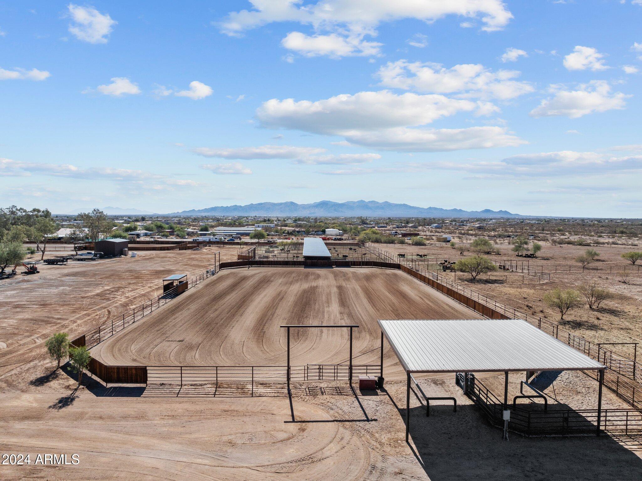 20 ACRES  FULL HORSE SET-UP MAIN HOUSE PLUS CASITA & POSSIBLE STUDIO APARTMENT - Residential