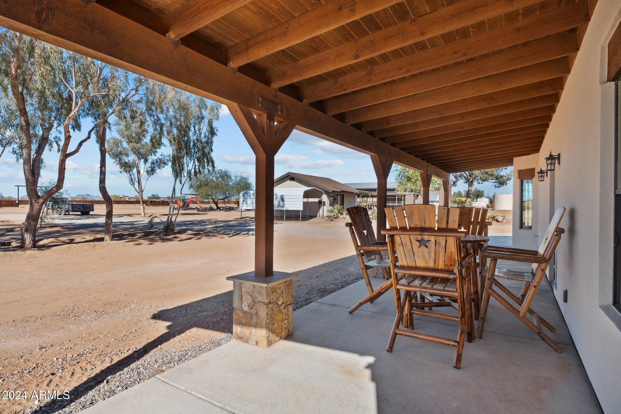 20 ACRES  FULL HORSE SET-UP MAIN HOUSE PLUS CASITA & POSSIBLE STUDIO APARTMENT - Residential