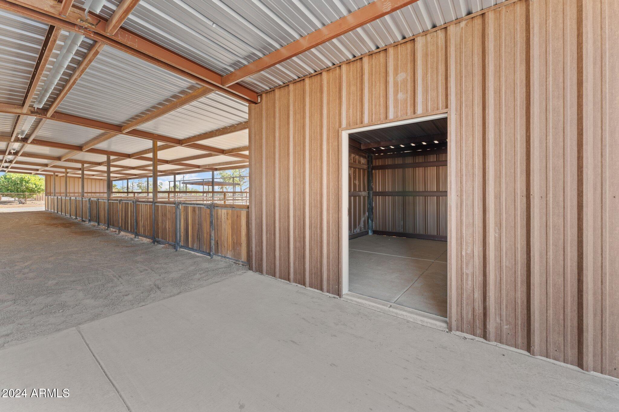 20 ACRES  FULL HORSE SET-UP MAIN HOUSE PLUS CASITA & POSSIBLE STUDIO APARTMENT - Residential