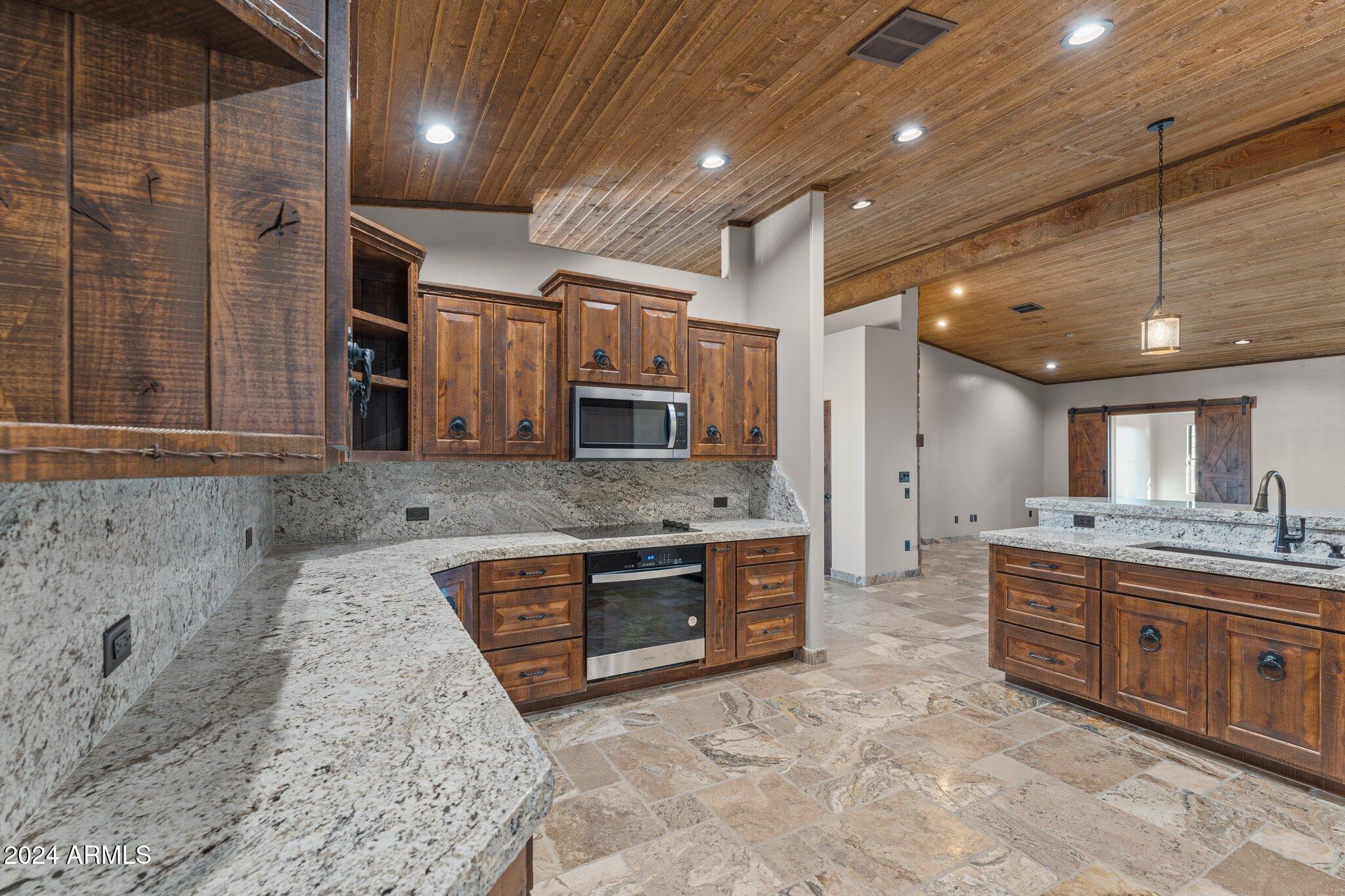 20 ACRES  FULL HORSE SET-UP MAIN HOUSE PLUS CASITA & POSSIBLE STUDIO APARTMENT - Residential