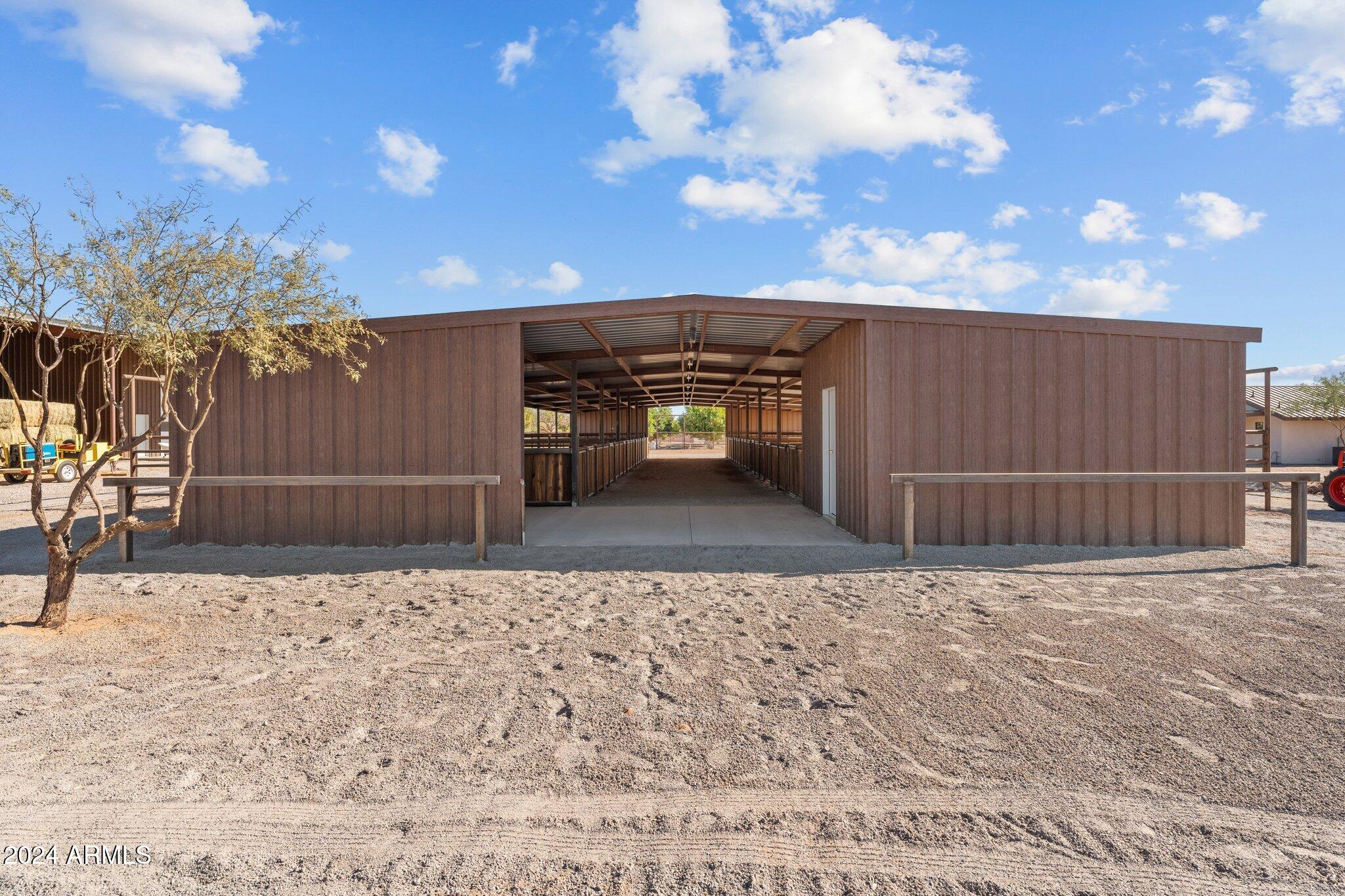 20 ACRES  FULL HORSE SET-UP MAIN HOUSE PLUS CASITA & POSSIBLE STUDIO APARTMENT - Residential