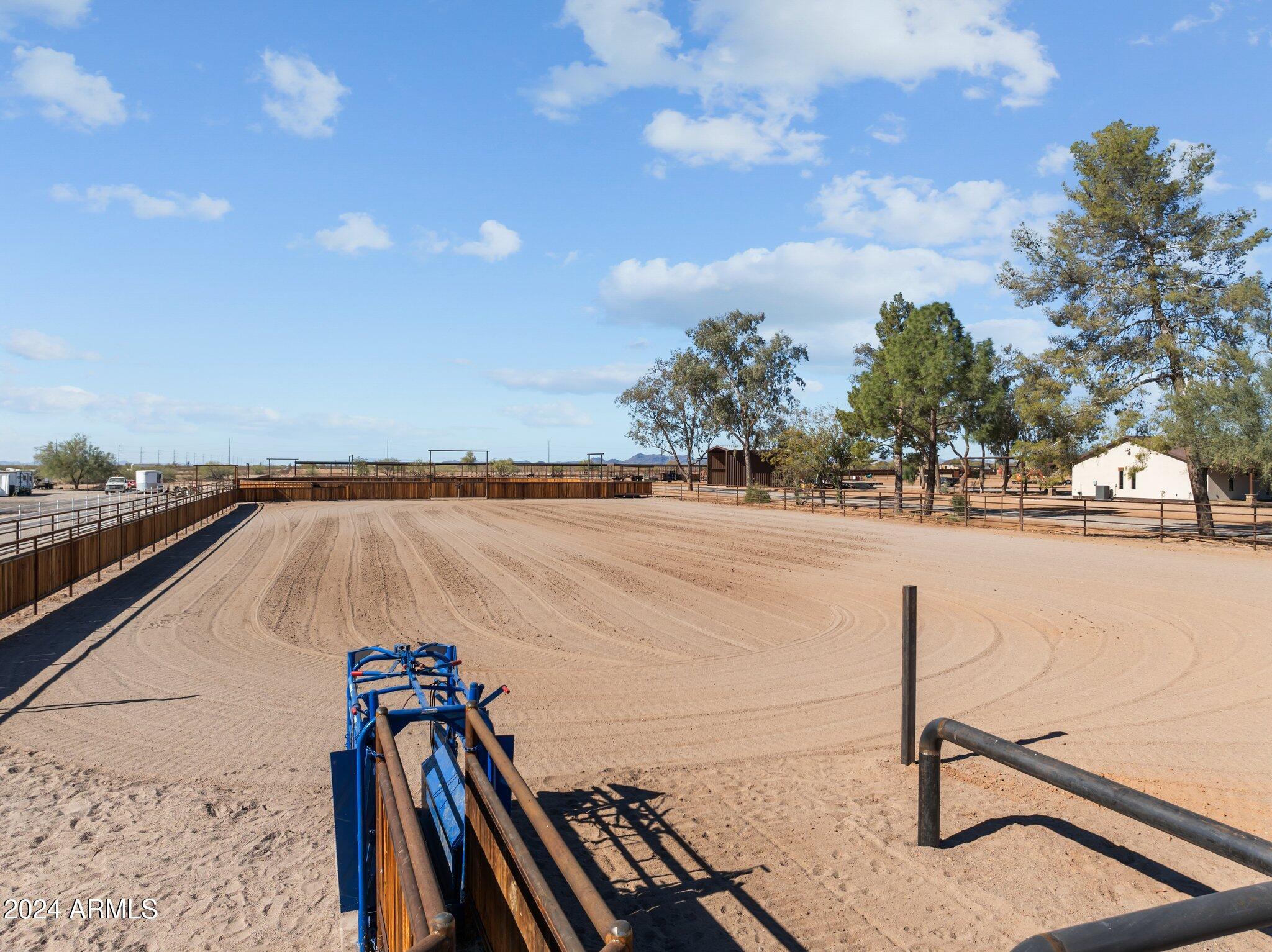 20 ACRES  FULL HORSE SET-UP MAIN HOUSE PLUS CASITA & POSSIBLE STUDIO APARTMENT - Residential