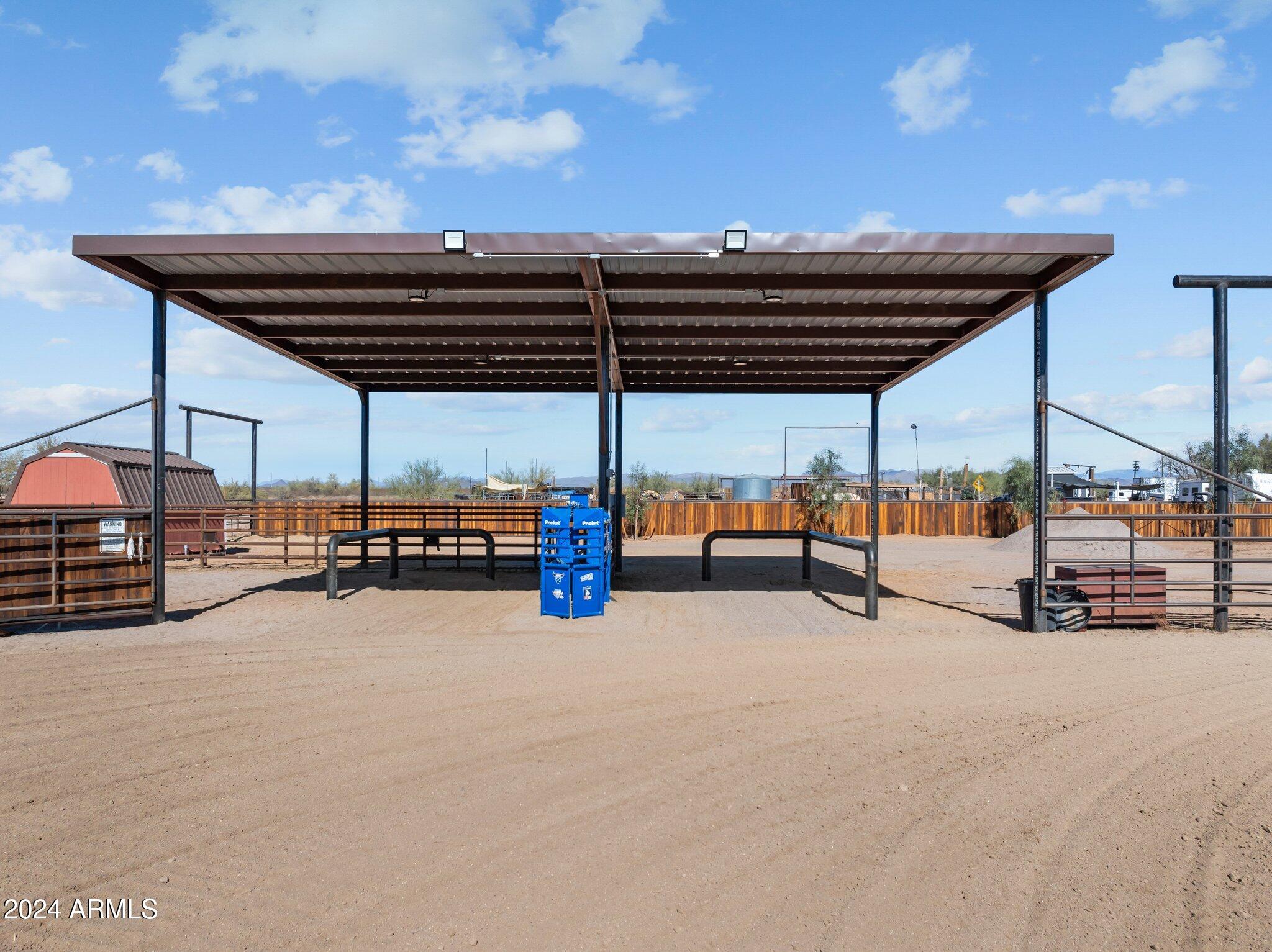 20 ACRES  FULL HORSE SET-UP MAIN HOUSE PLUS CASITA & POSSIBLE STUDIO APARTMENT - Residential