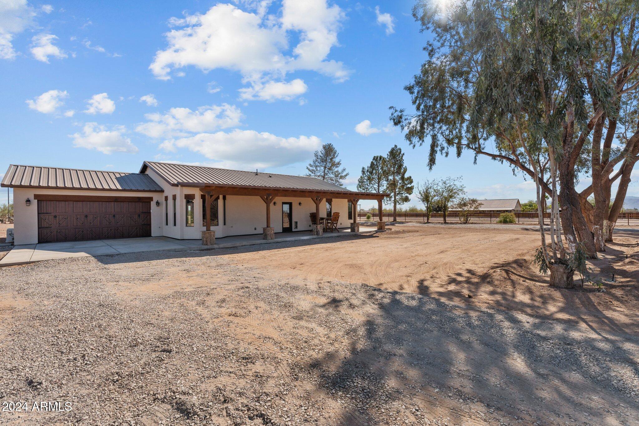 20 ACRES  FULL HORSE SET-UP MAIN HOUSE PLUS CASITA & POSSIBLE STUDIO APARTMENT - Residential