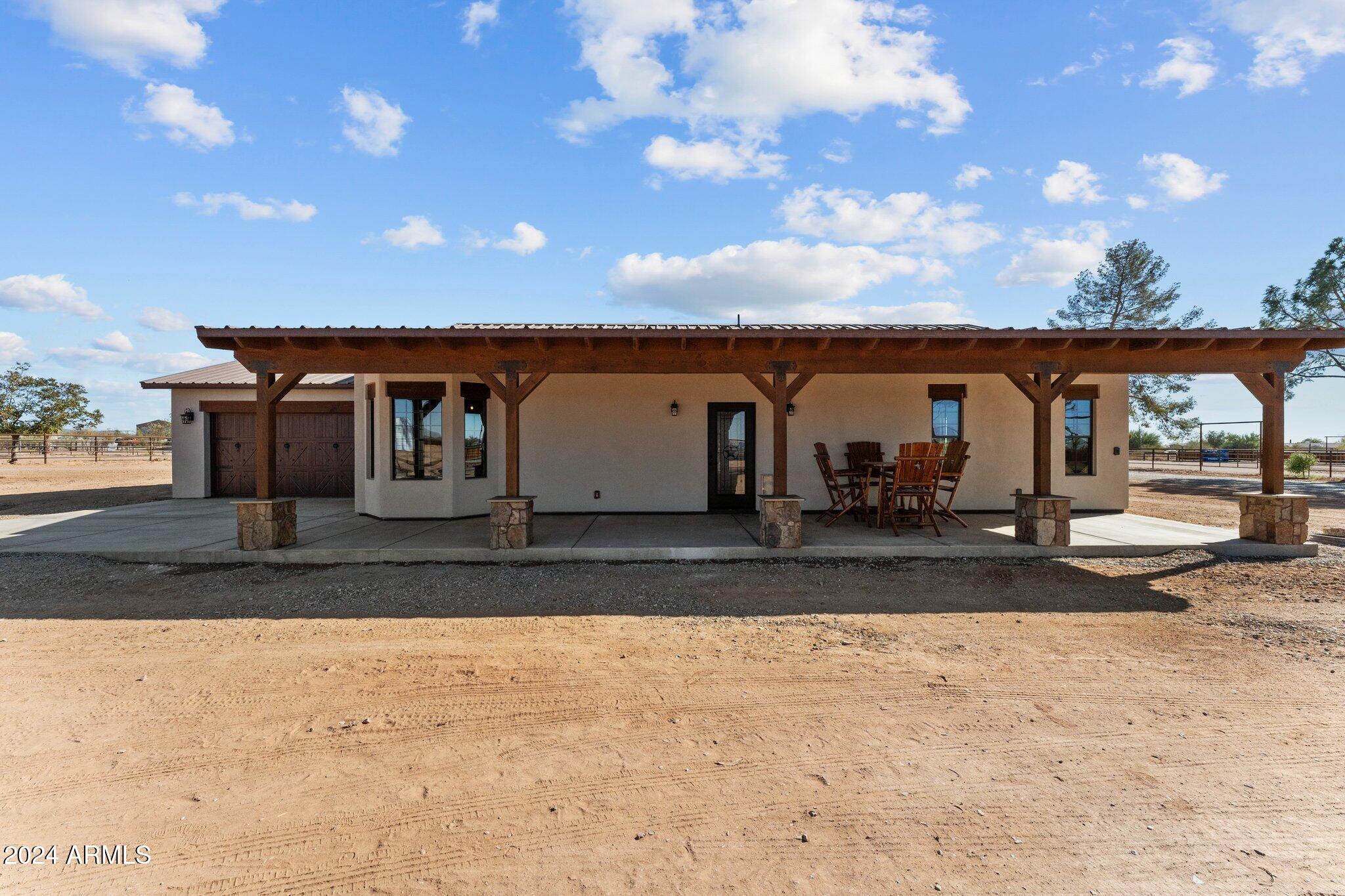 20 ACRES  FULL HORSE SET-UP MAIN HOUSE PLUS CASITA & POSSIBLE STUDIO APARTMENT - Residential
